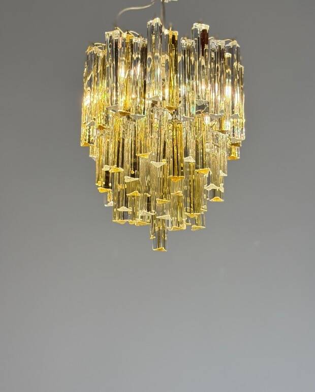 Venetian chandelier in colourless and gold Murano glass, Venini Triedi model, circa 1960.