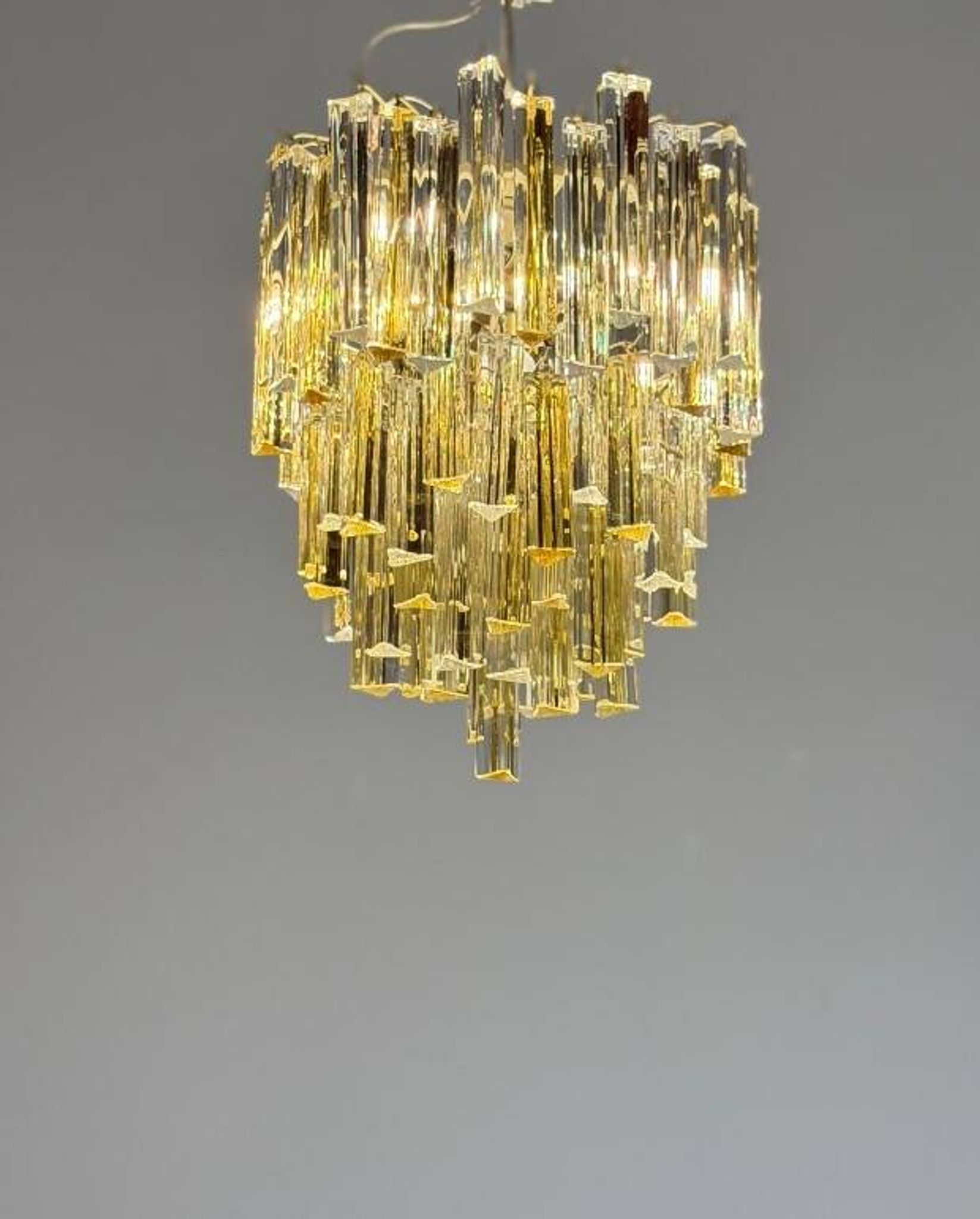 Venetian chandelier in colourless and gold Murano glass, Venini Triedi model, circa 1960.