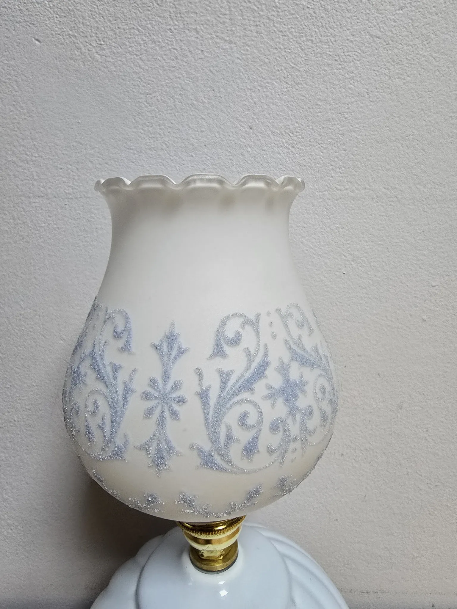 Blue ball lamp and white opaline.