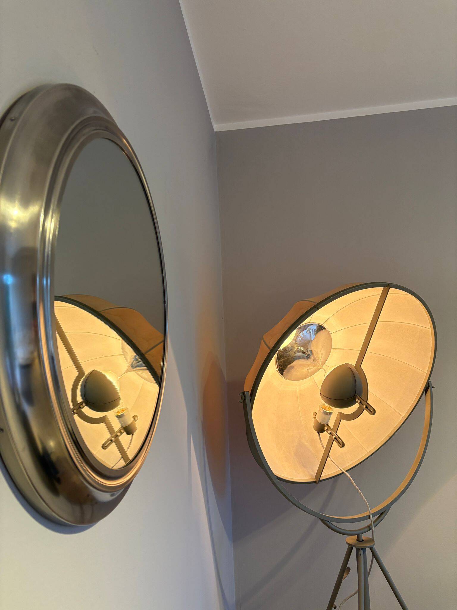 Miroir rond en métal , Italie années 1970