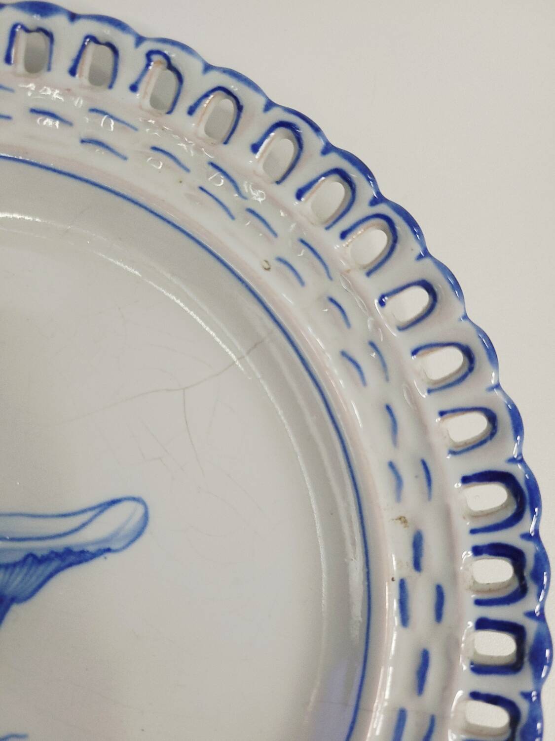 Antique plate in faience – Émile Gallé at Saint-Clément