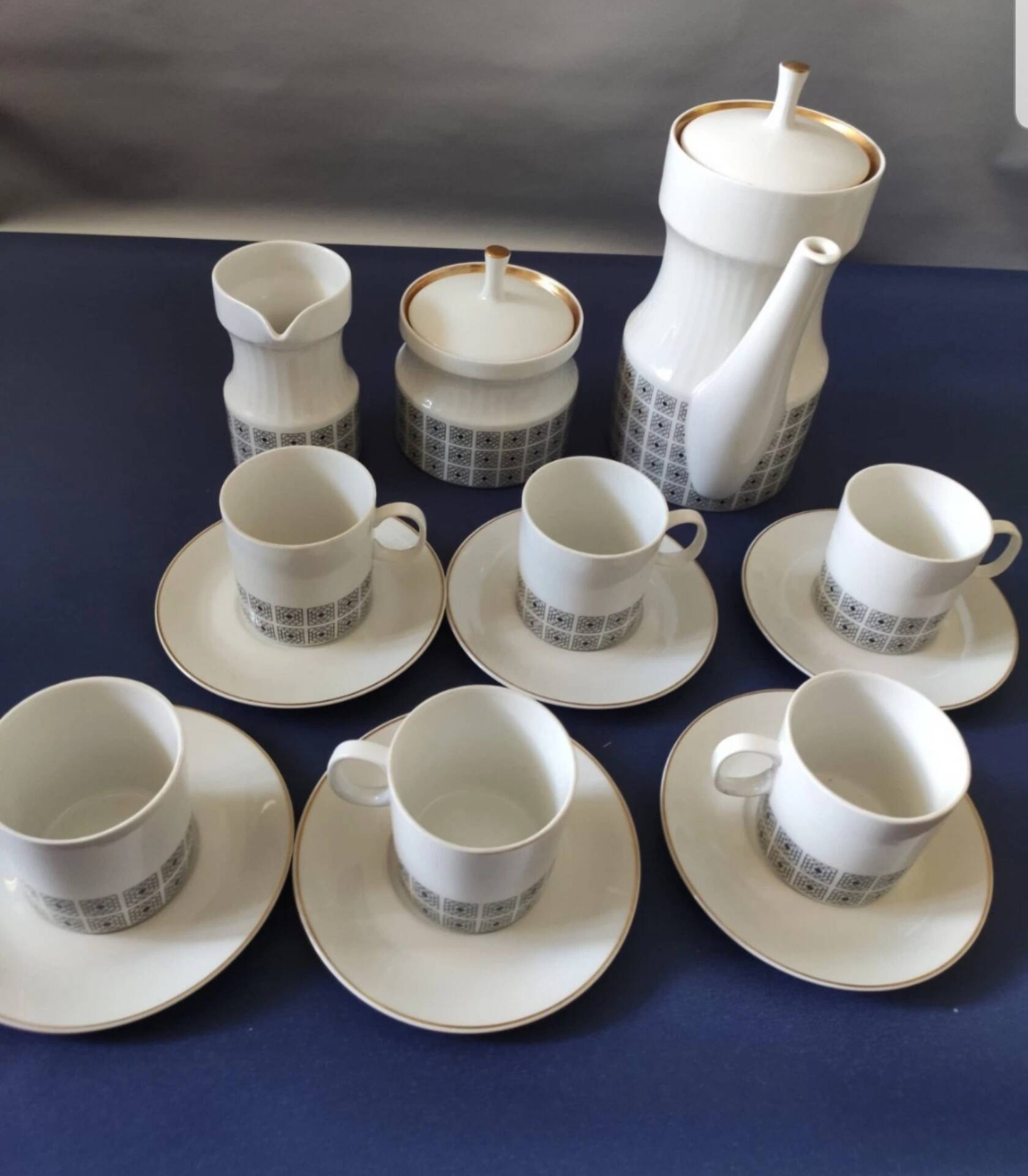 Nefertiti porcelain coffee service for 6 people.