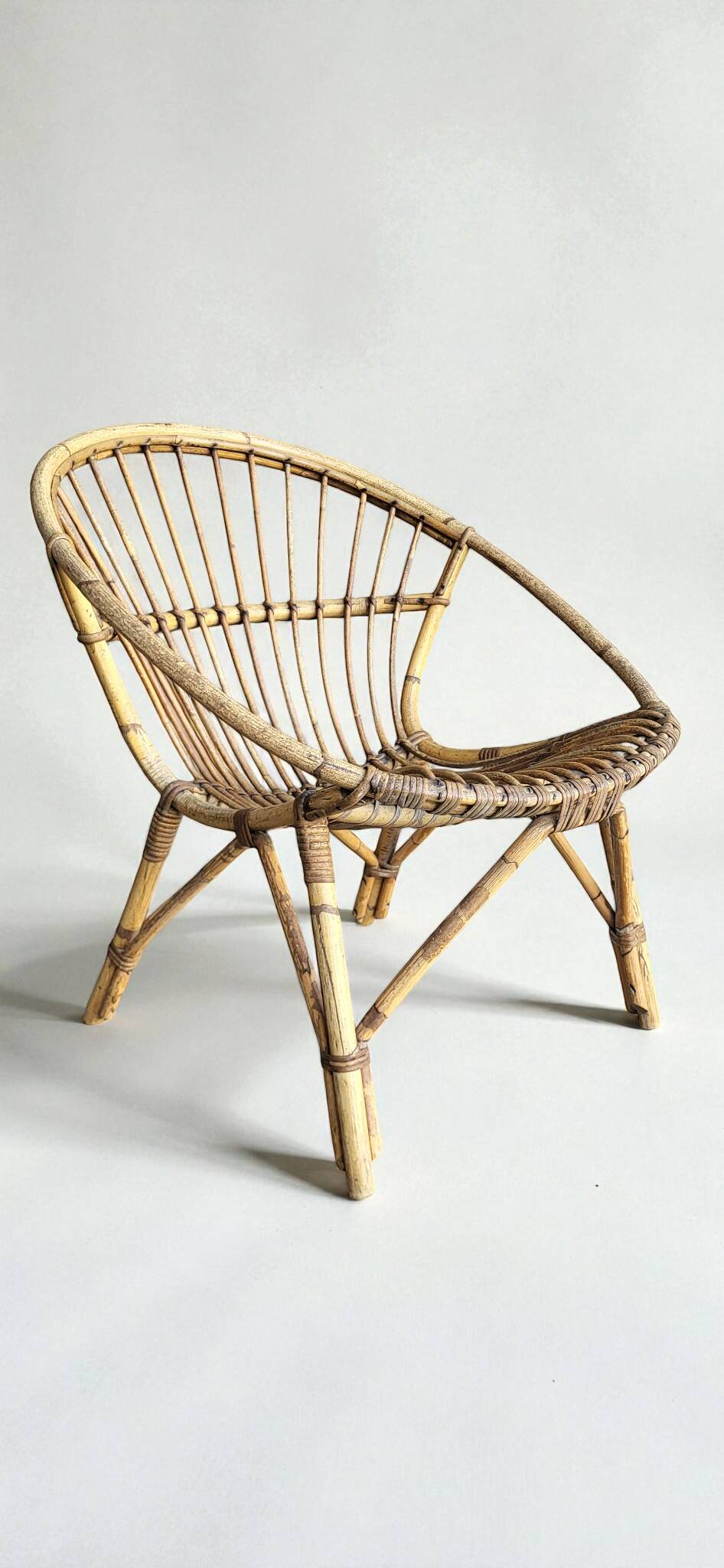 Salon, shell chairs in rattan from the 1960s.