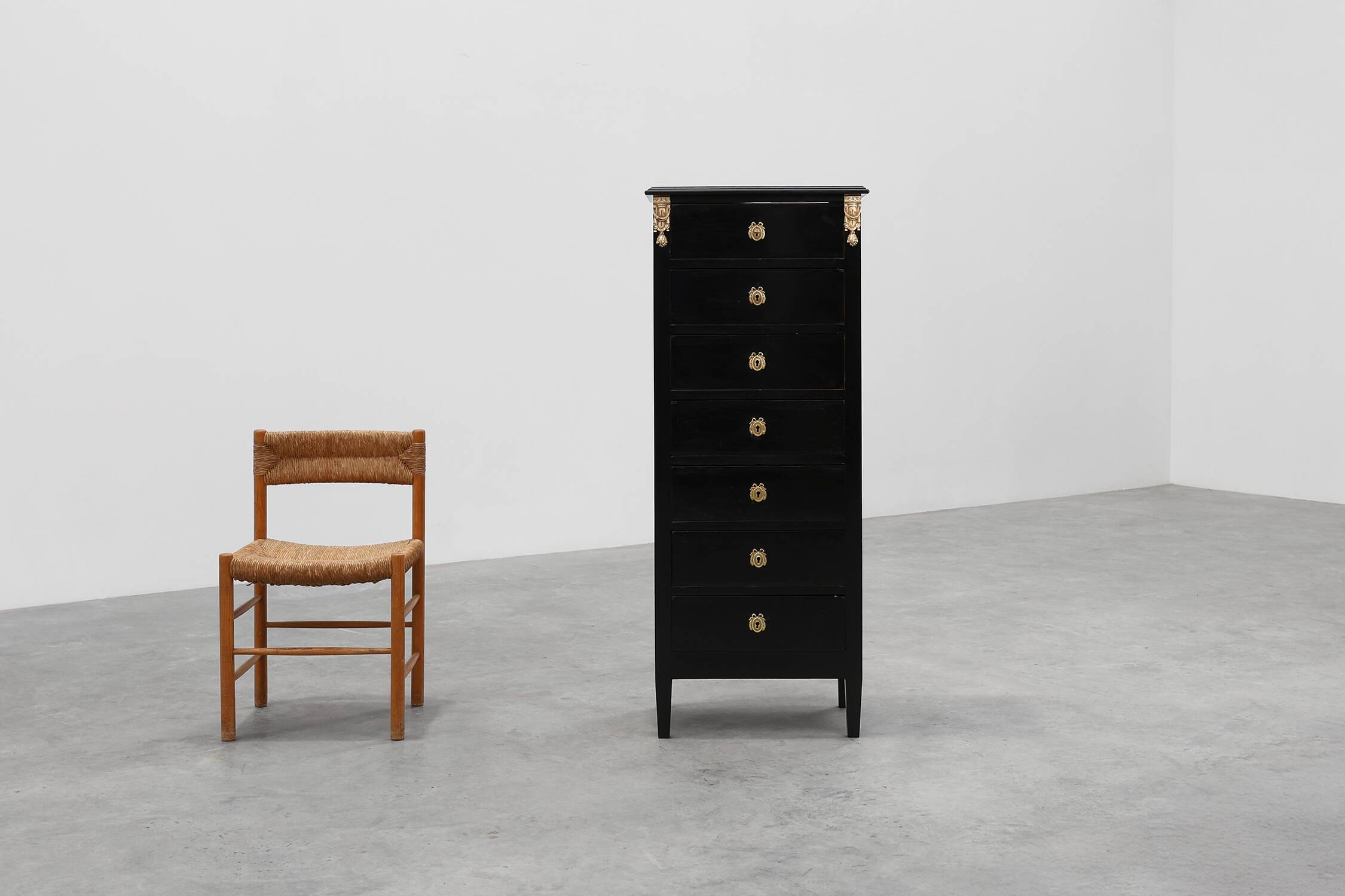 20th Century Louis XV-Style Black Lacquered Chest of Drawers with brass Mou