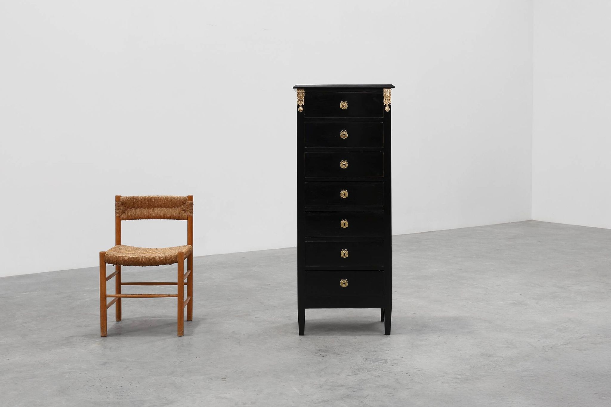 20th Century Louis XV-Style Black Lacquered Chest of Drawers with brass Mou