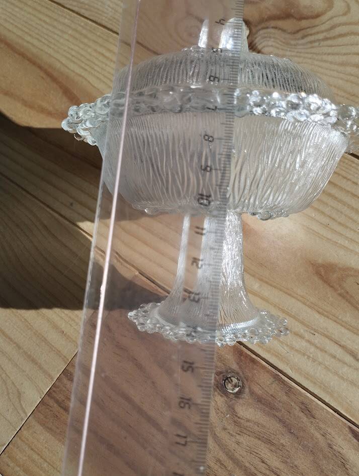 Bonbonnière sur pied en verre moulé – Décor texturé vintage