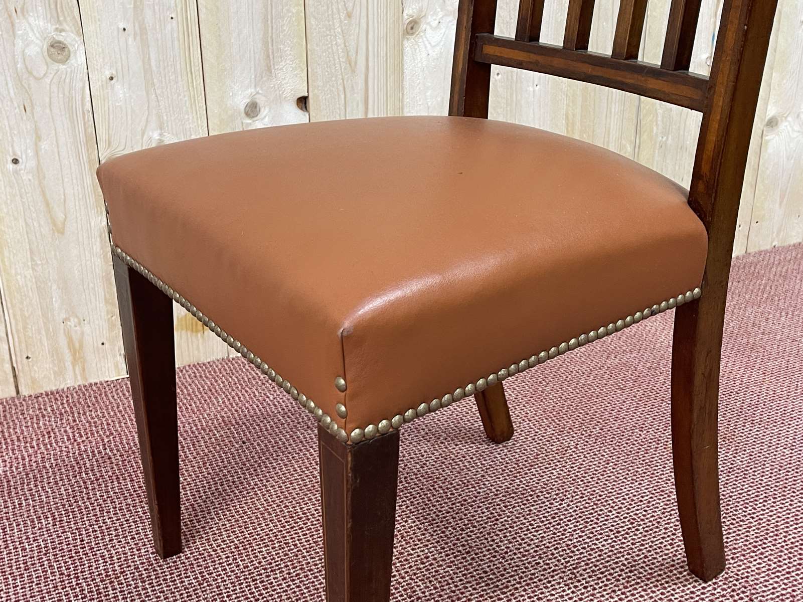 Suite of 12 English chairs nineteenth in mahogany and imitation leather