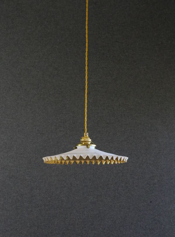 Suspension en verre ancien peint en blanc et doré - douille et cable neufs