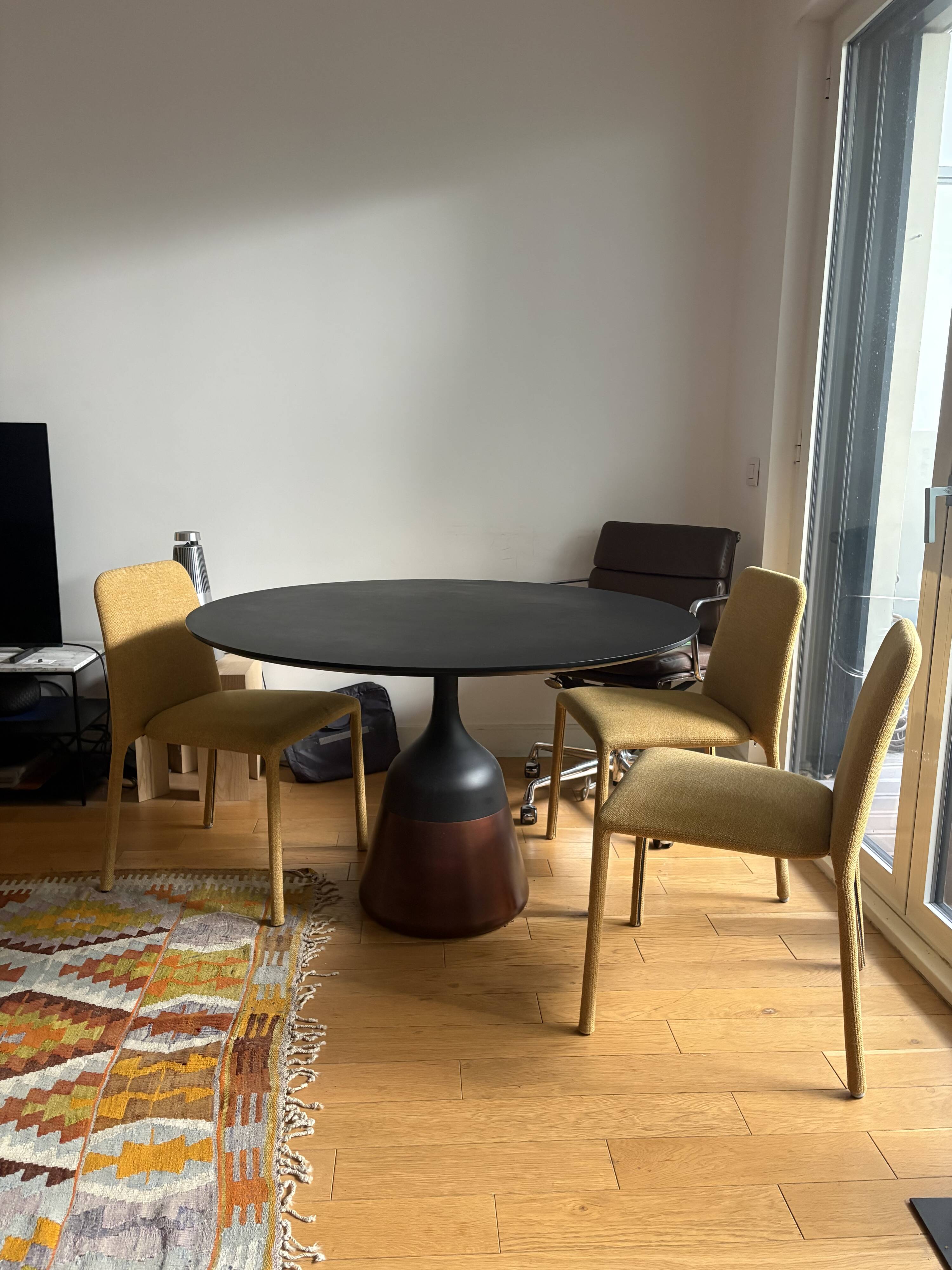 Table coin wendelbo + 3 time novamobili chairs