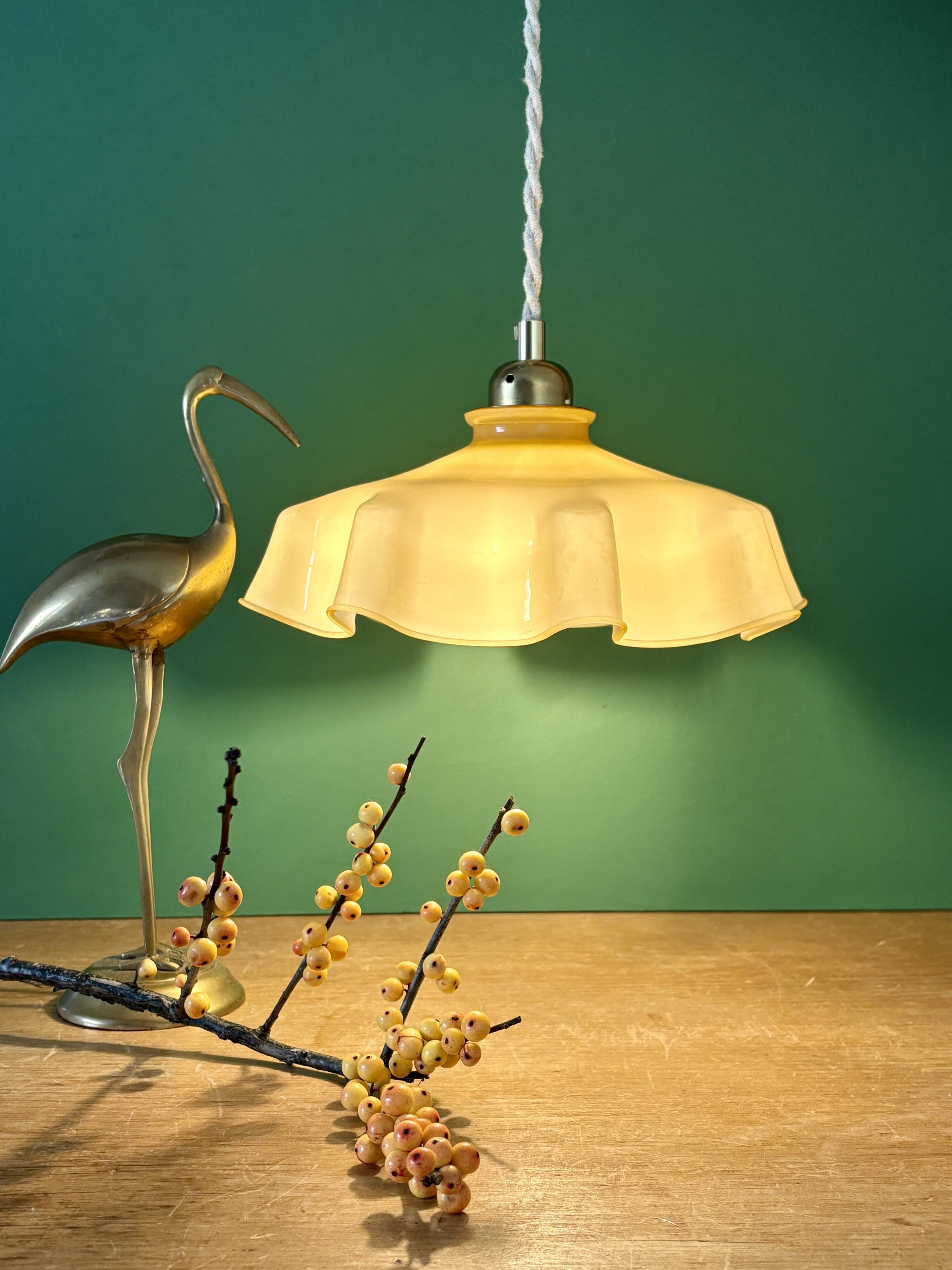 Suspension abat-jour vintage en opaline jaune