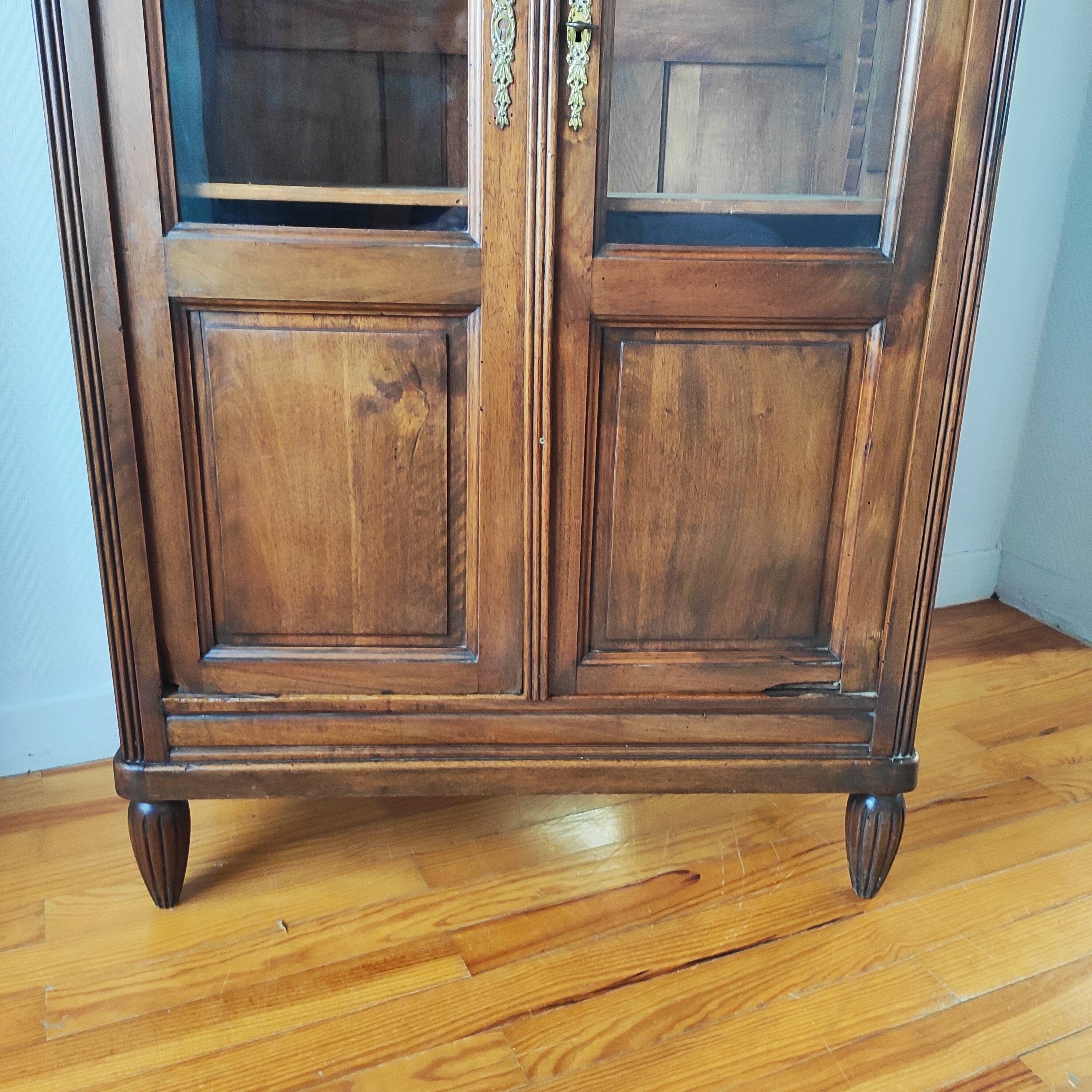 Parisian glass cabinet in solid walnut