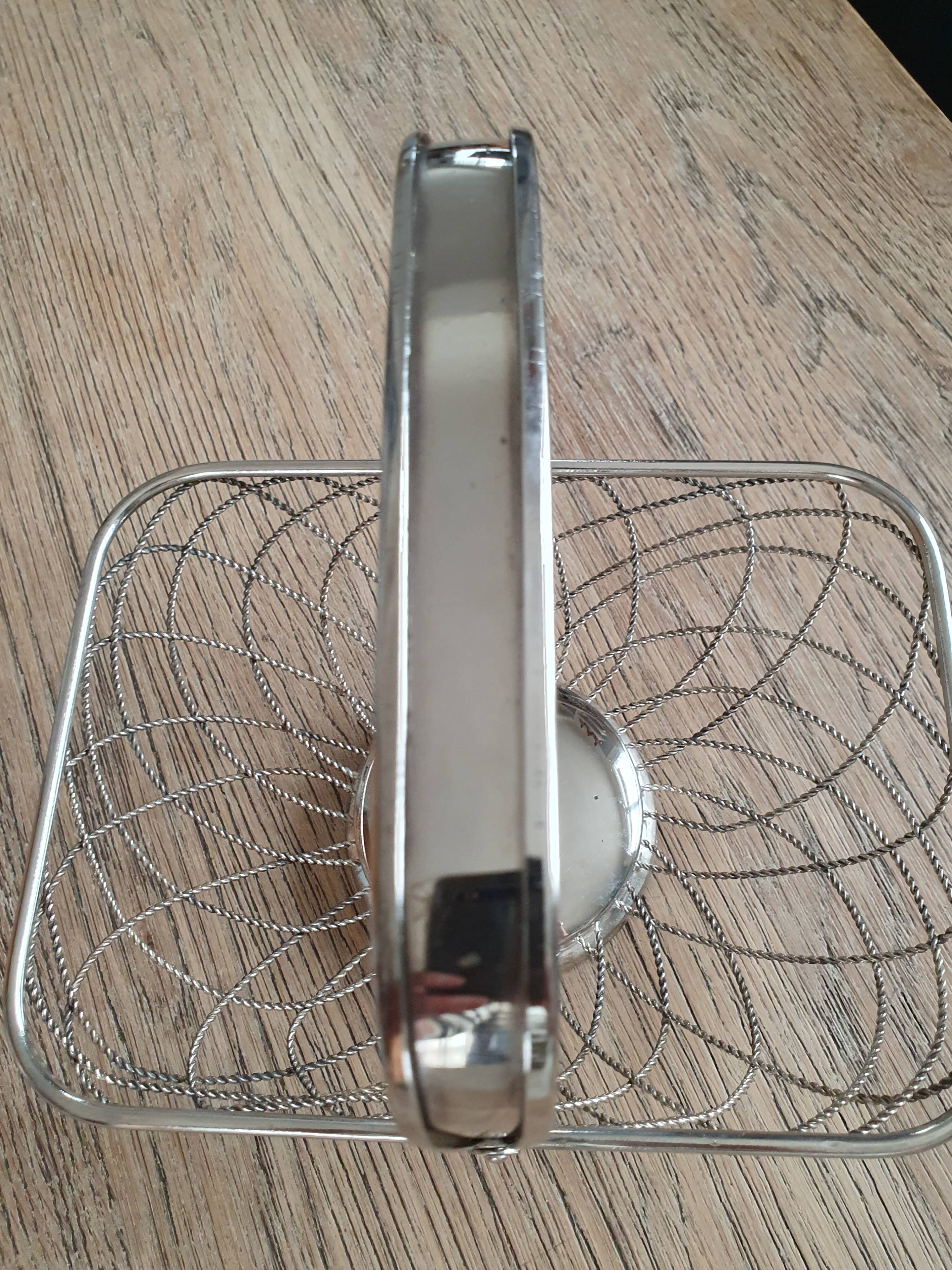 Basket / Basket in chrome-plated braided metal.