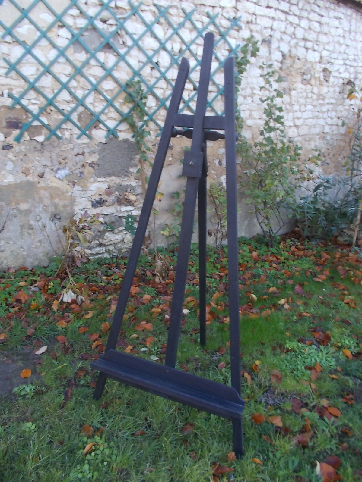 Wooden painter's easel