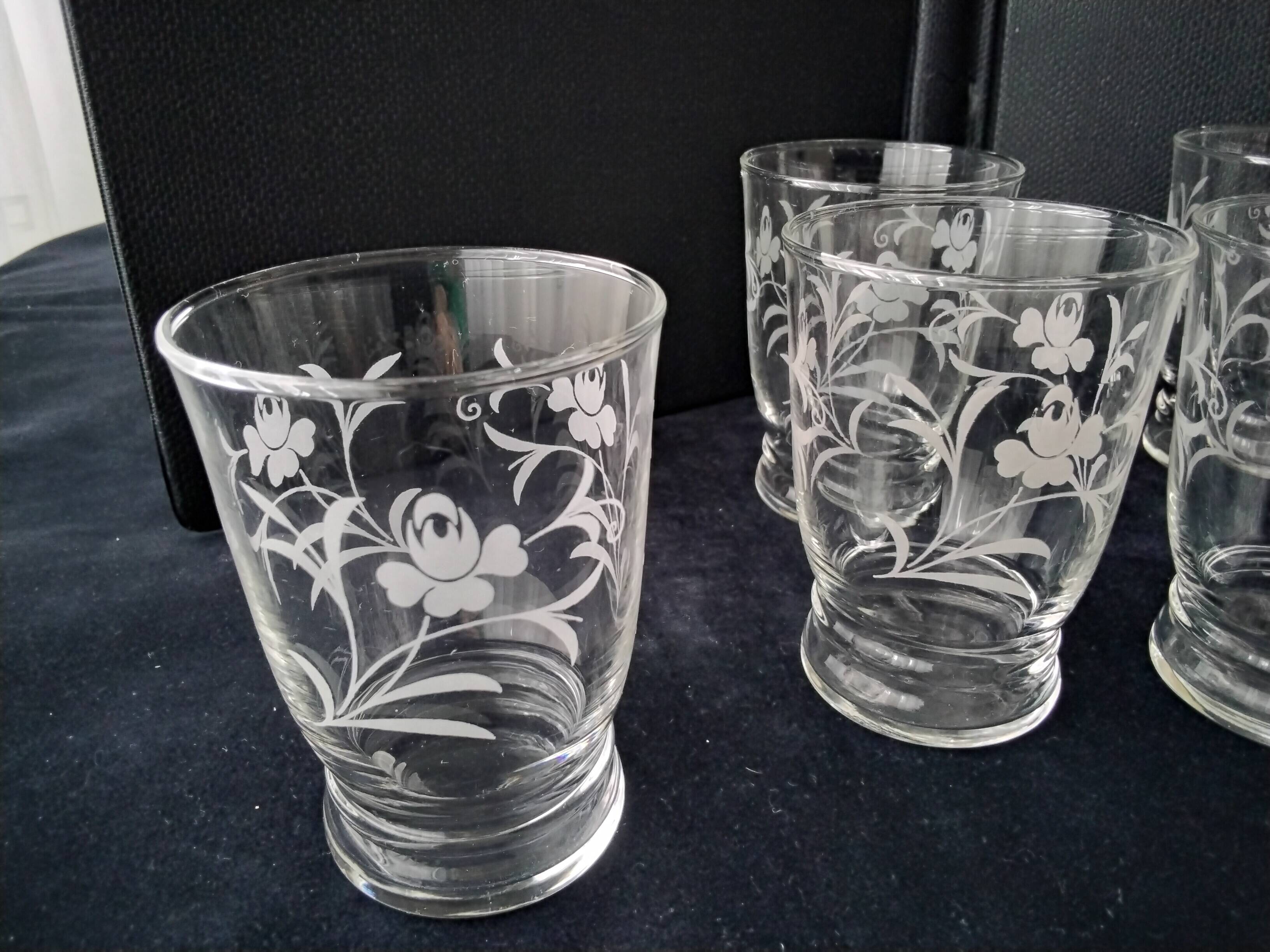 6 vintage table glasses in goblet shape with engraved decor