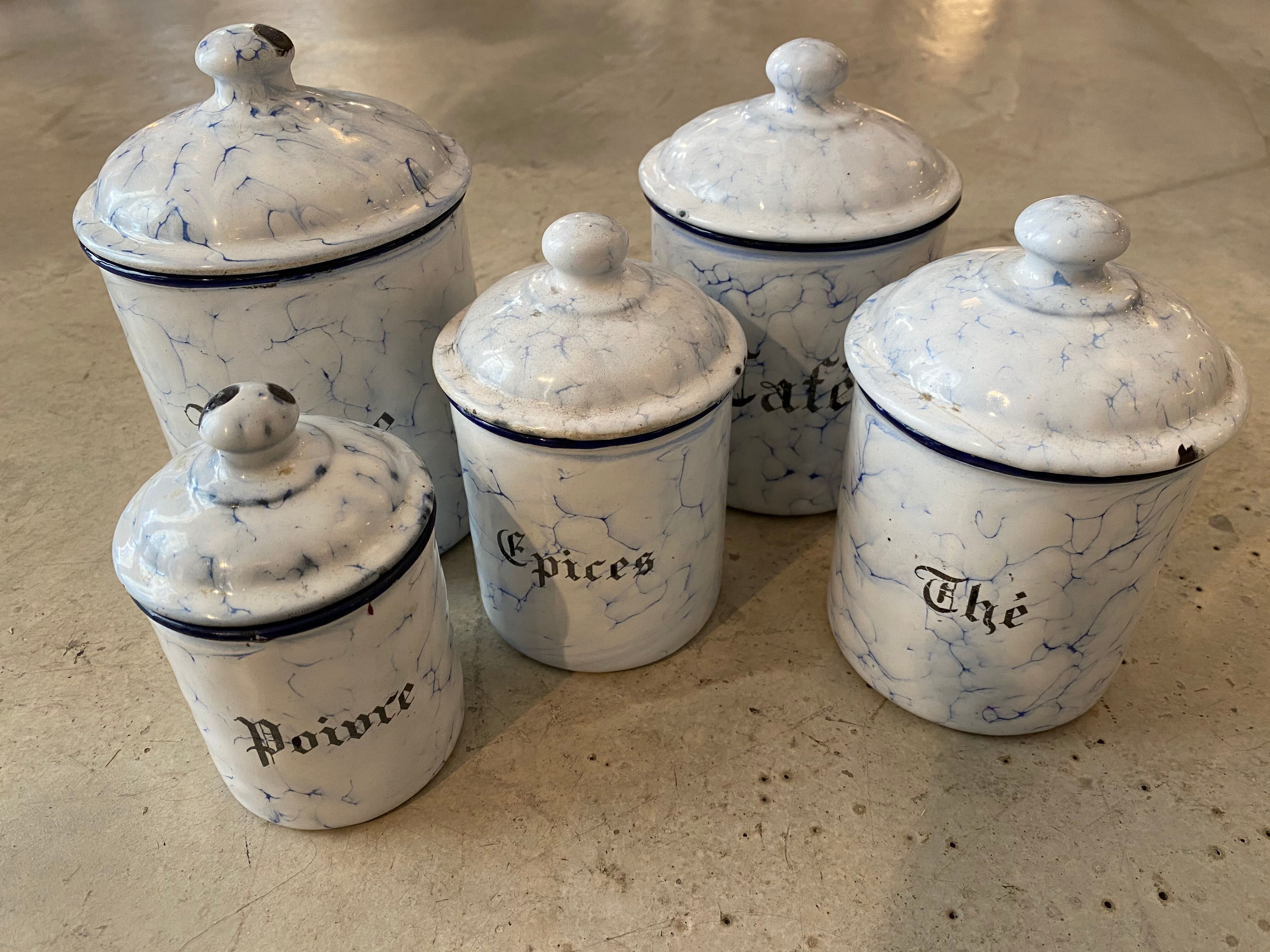 Ensemble de pots de cuisine en tôle