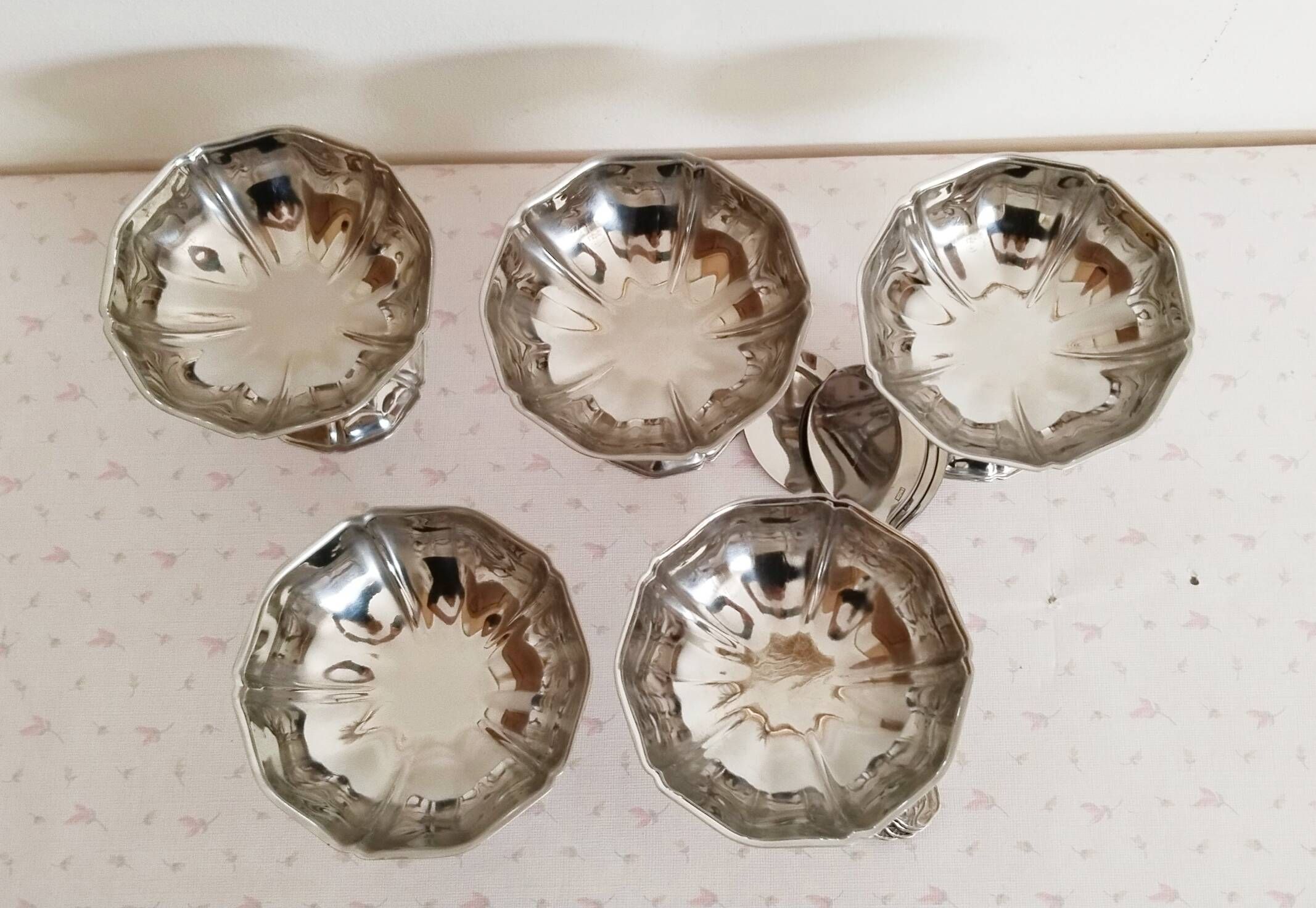 Ice cream or sorbet cups on foot, in 18/10 stainless steel