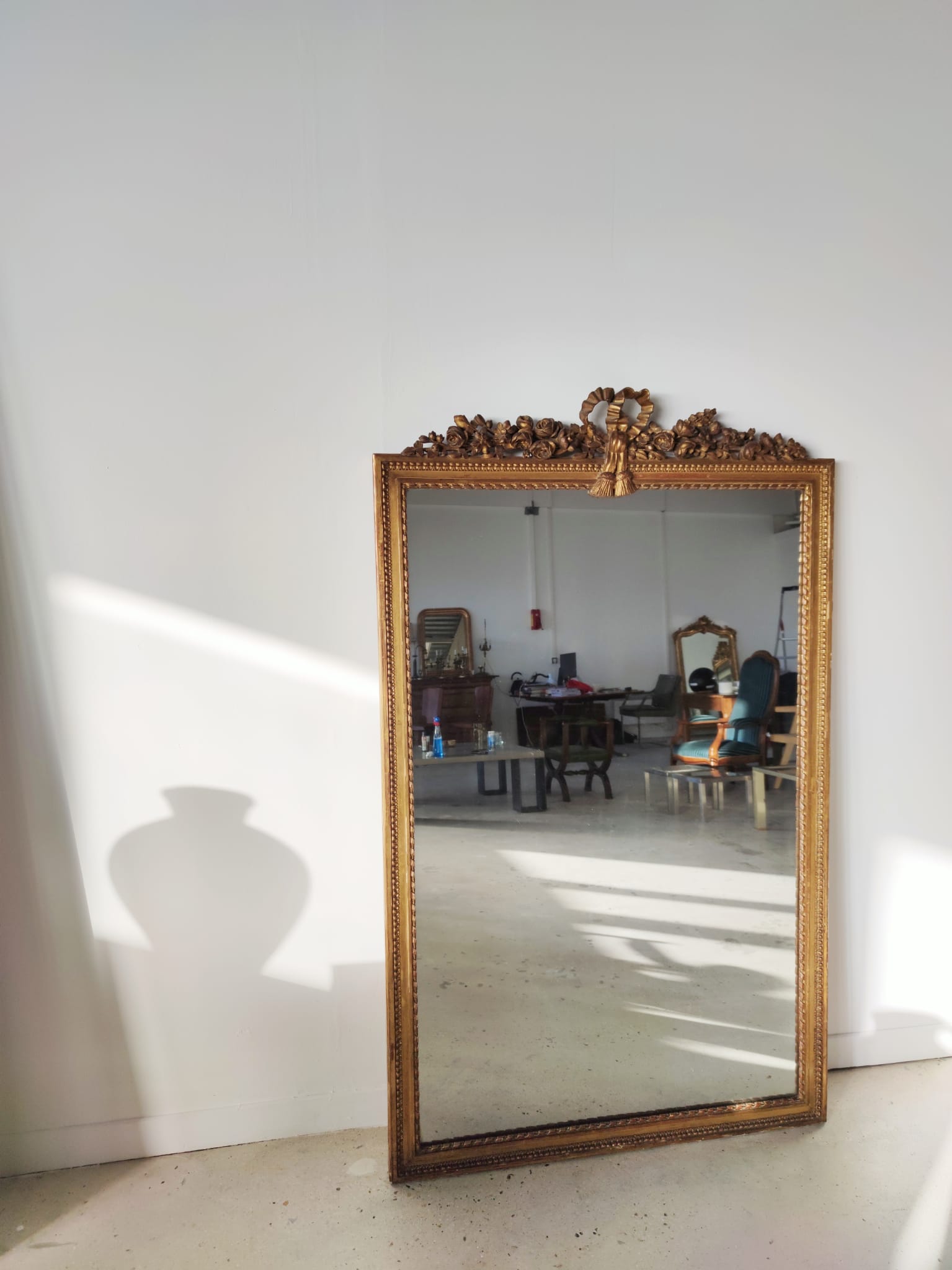 Miroir de cheminée en bois doré à décor de nœud et de roses H : 164 cm