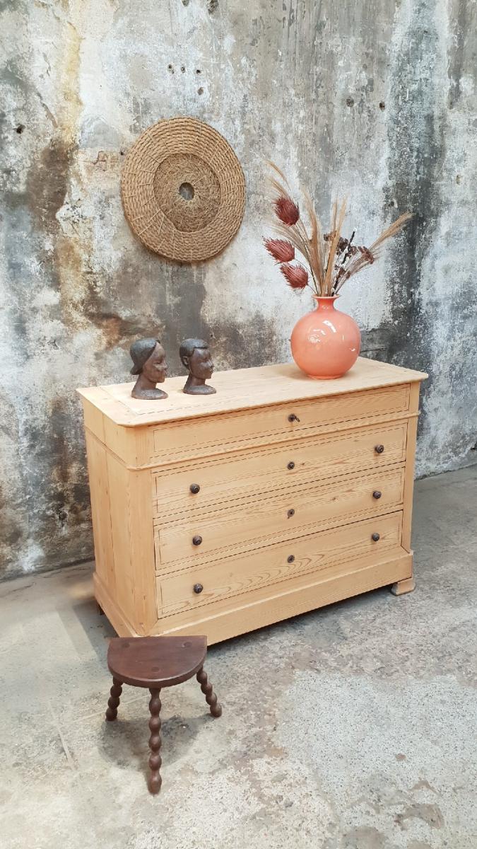 Antique pine chest of drawers