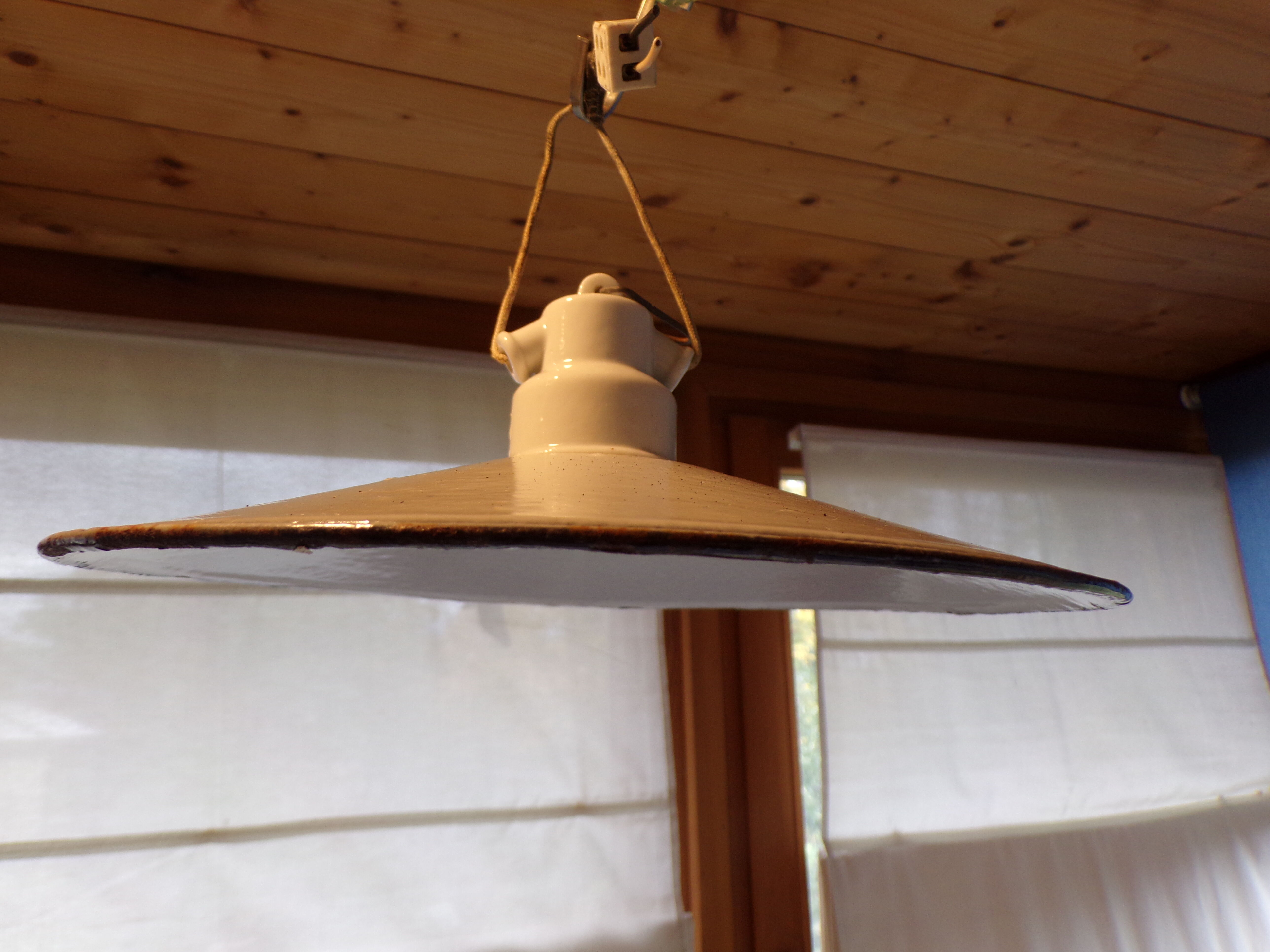2 Industrial-style hanging lamps