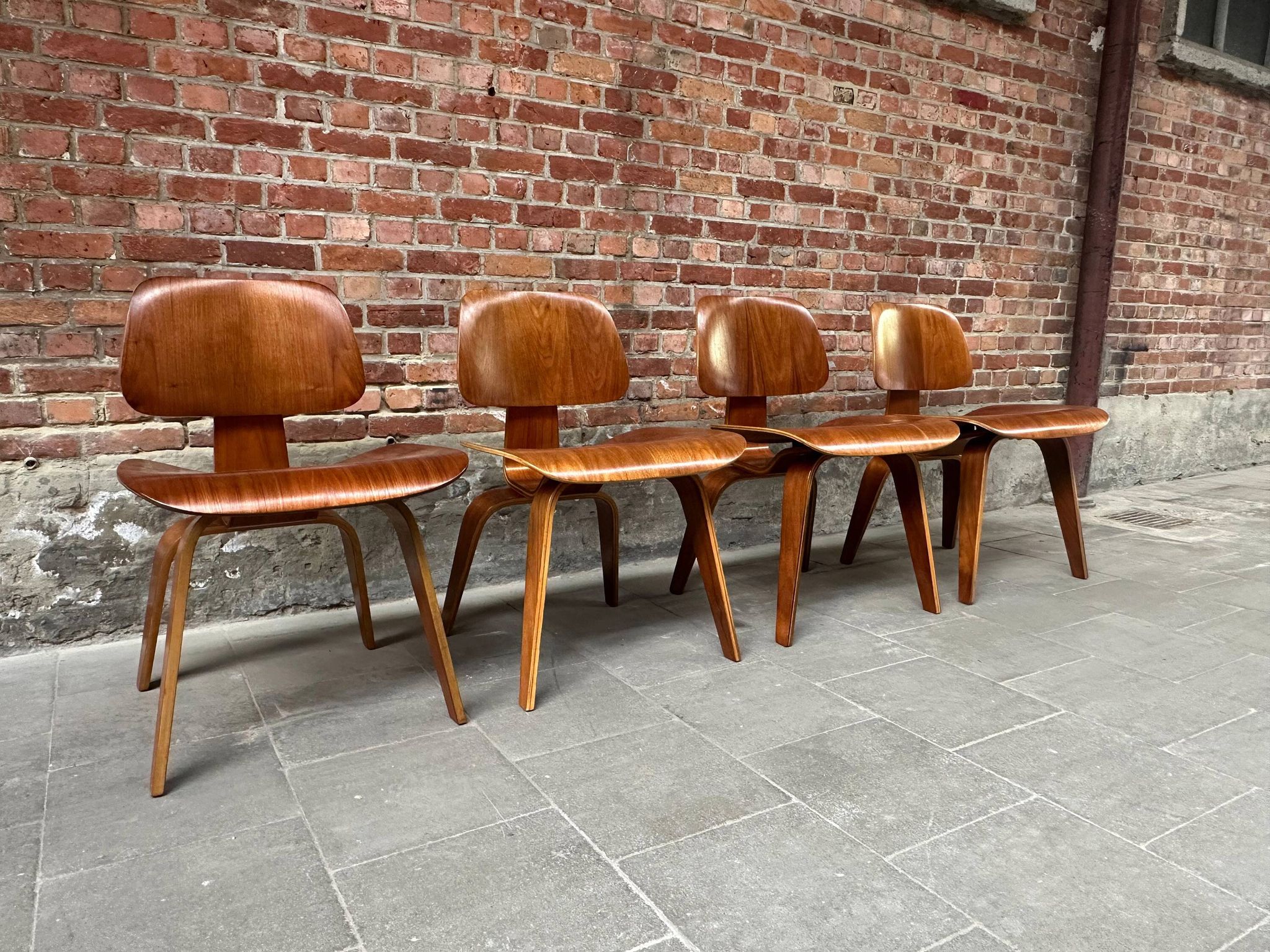 Set of 4 DCW chairs in walnut, Charles & Ray Eames, Herman Miller, 1950s