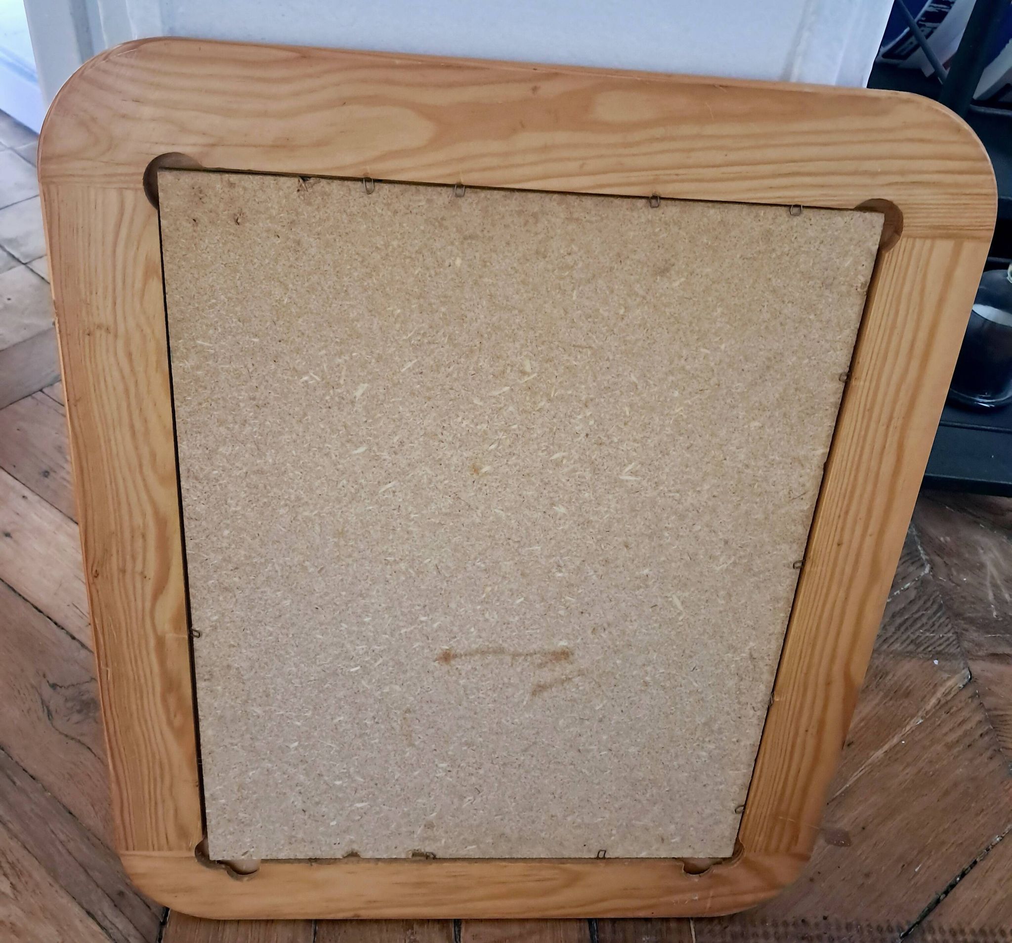 Miroir scandinave rectangulaire en pin. Années 70.