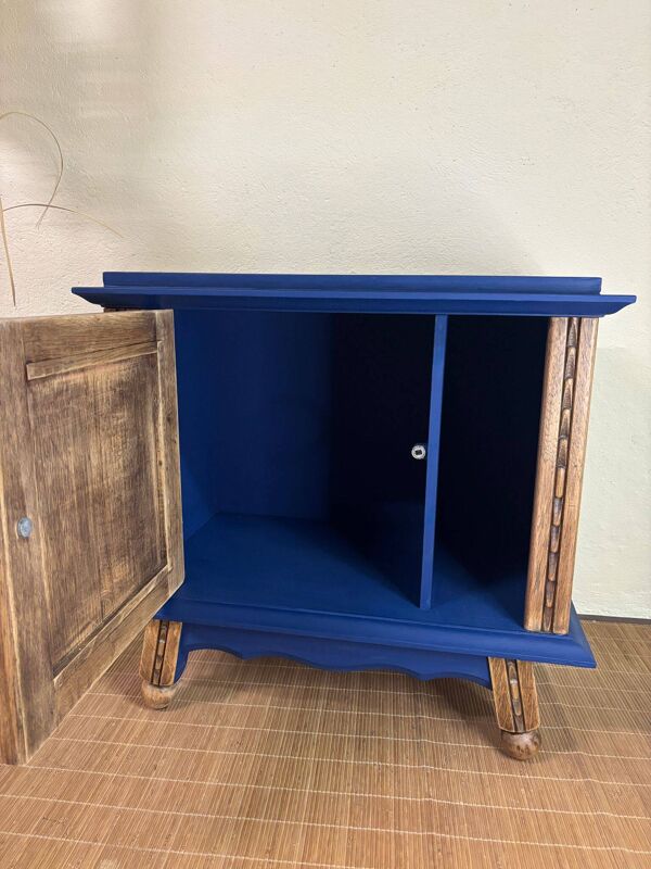 Petit meuble d'appoint vintage upcyclé bleu nuit et bois brut, porte rosace