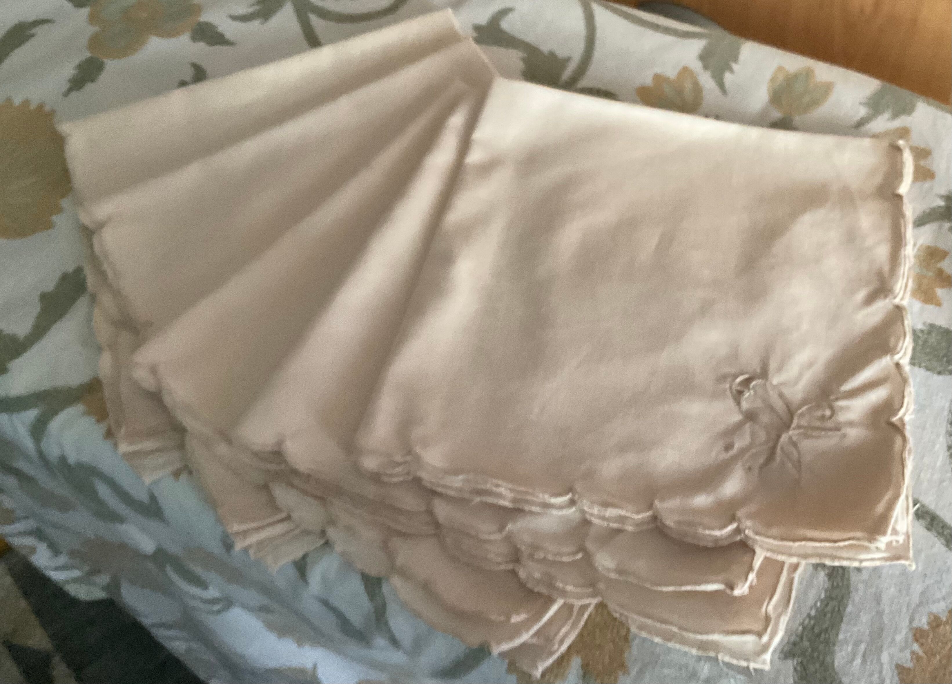 5 embroidered napkins (39 x 39 cm)