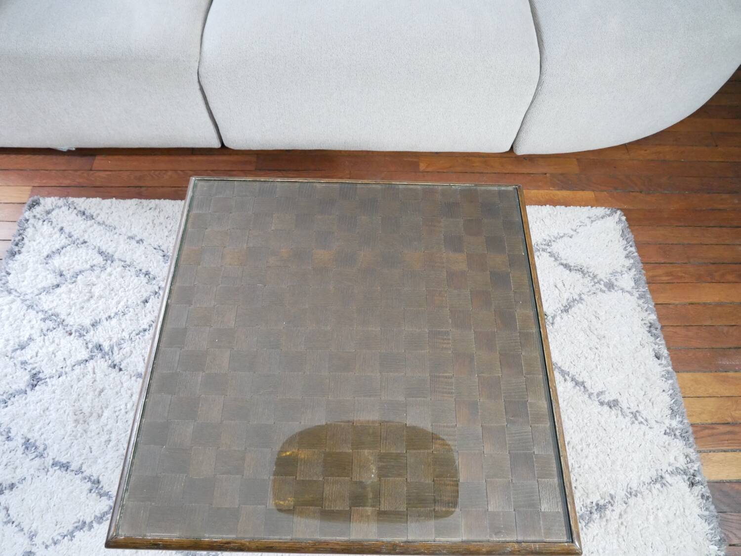 Square table in woven chestnut, with glass top