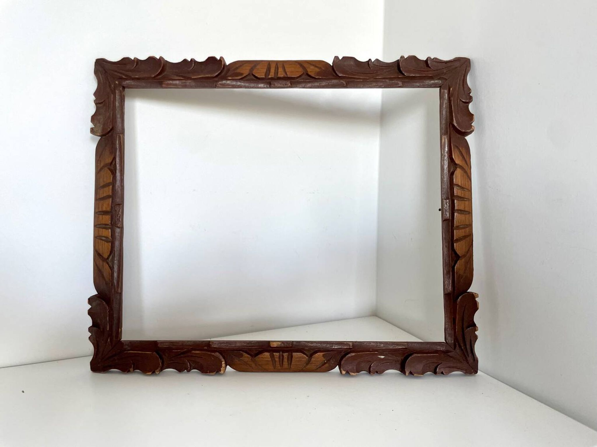 Cadre ancien sculpté à la main en bois de cèdre 29,5 cm x 24 cm