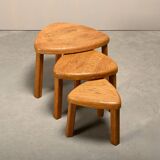 Ensemble sculptural de tables d'appoint gigognes en chêne massif, France années 1970