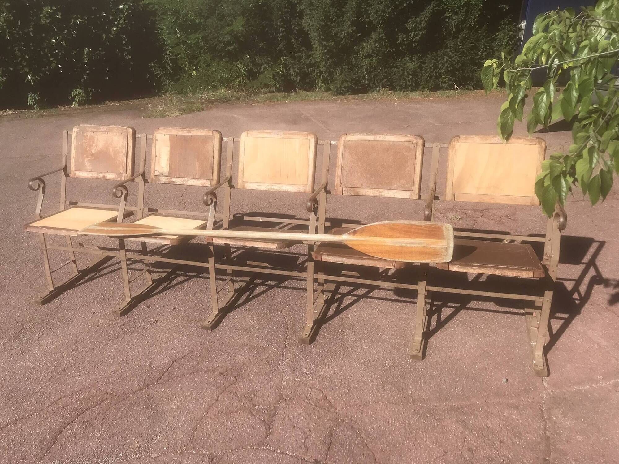 Série de 5 strapontins fauteuils de cinéma bois 1950