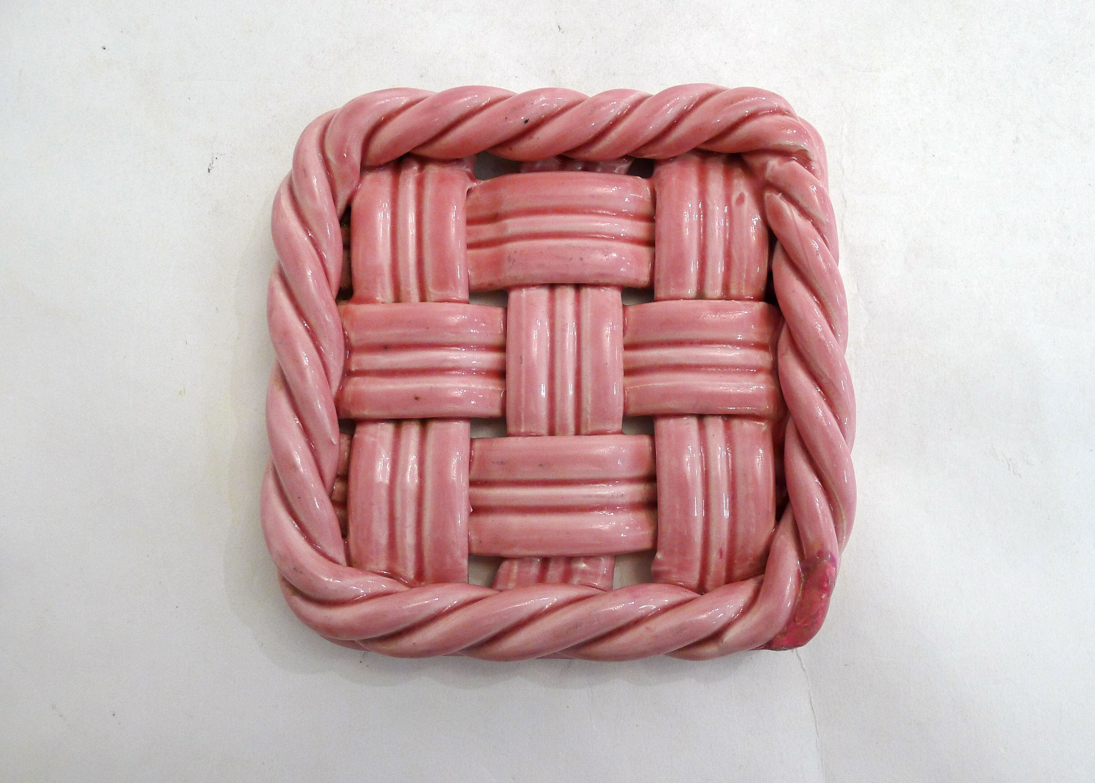 Woven pair of bottle coasters, in pink Vallauris earthenware.