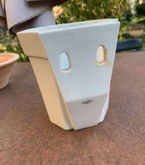Wall-mounted cache-pot in white porcelain