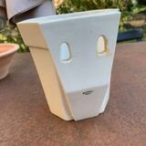 Cache-pot mural en porcelaine blanche