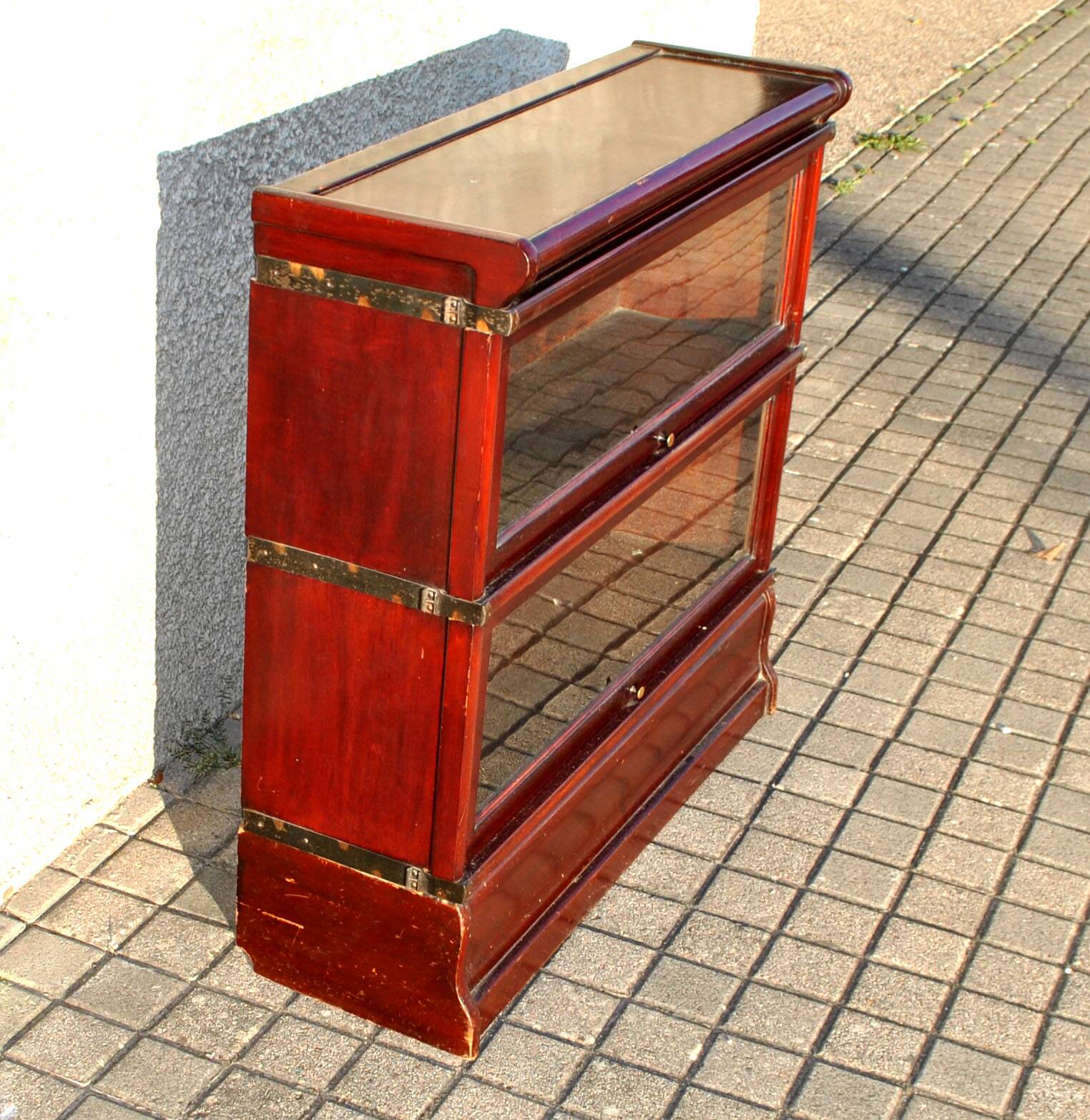 Mahogany glass-fronted bookcase THE GLOBE WERNICKE LONDON 1900, a piece of furniture