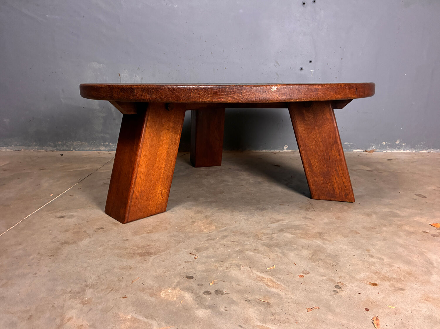 Table basse ronde brutaliste en chêne massif