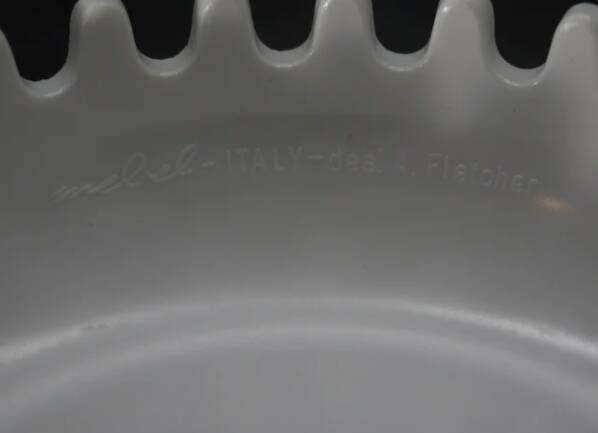 Mebel Clam ashtray from the 1970s by Alan Fletcher in white.