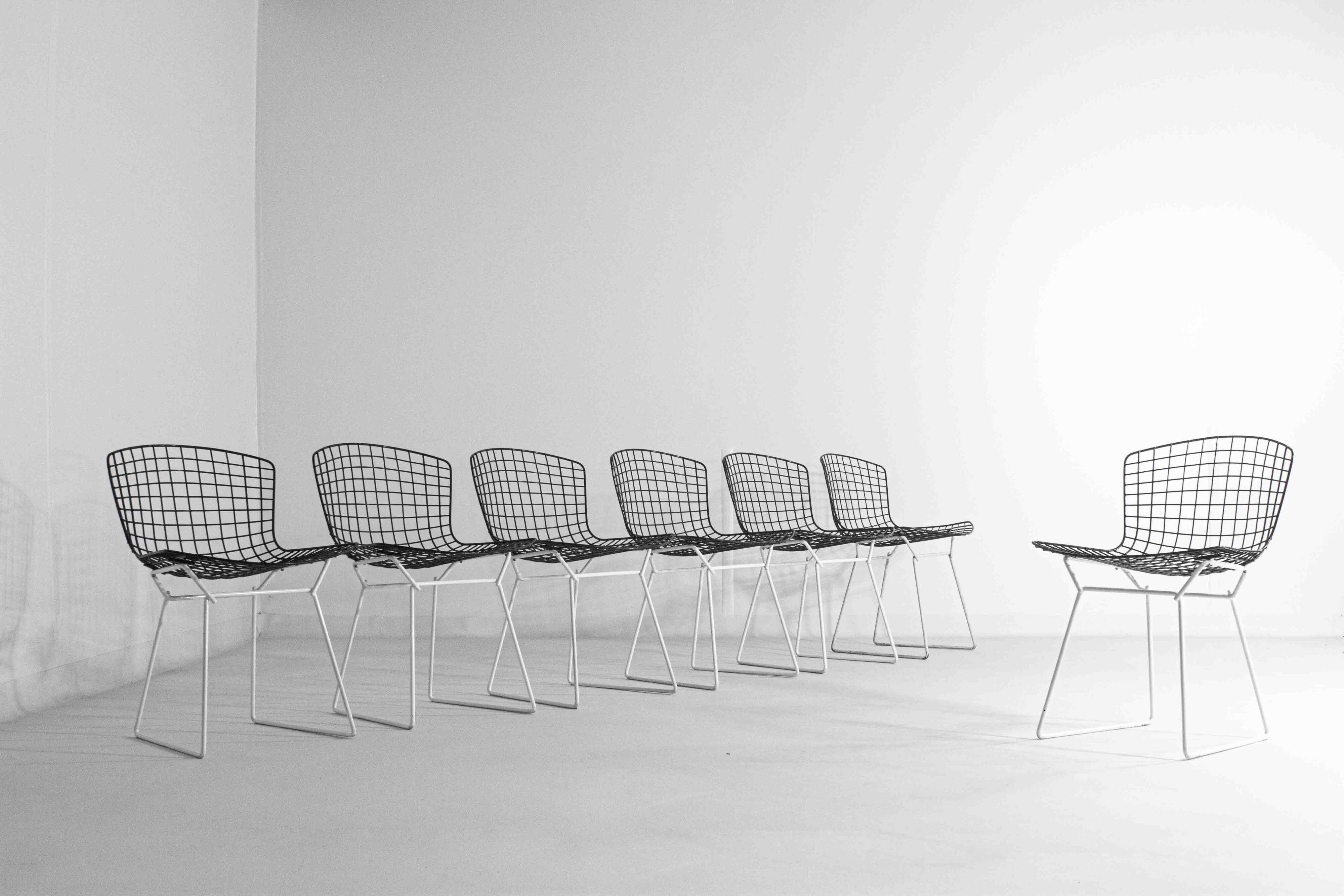 Ensemble de 7 chaises Bertoia noires et blanches pour Knoll International, années 1970