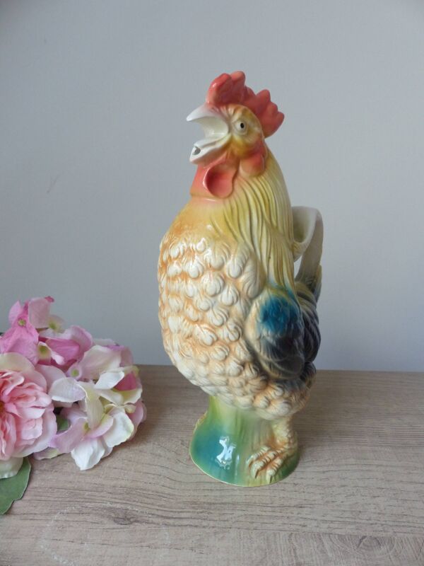 Pichet en barbotine coq vintage – couleurs douces jaune et bleu, vintage