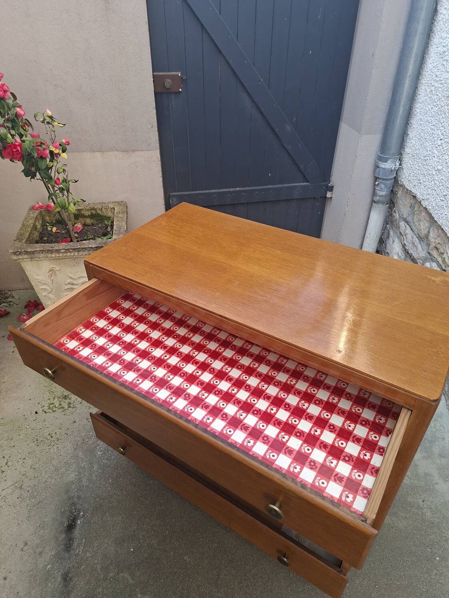 Vintage chest of drawers with tapered legs, 1950s design, 4 drawers.