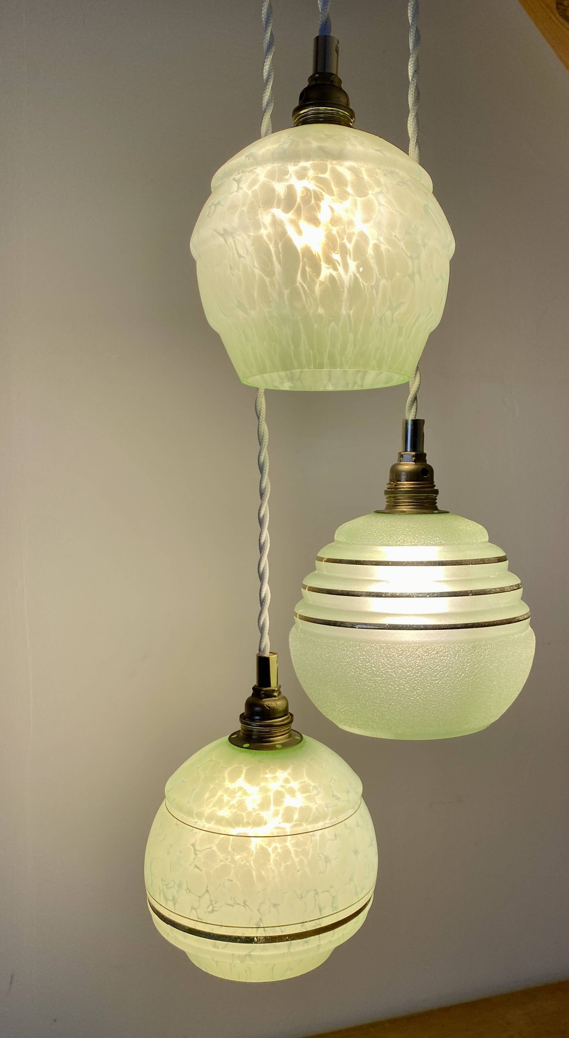 Suspension triple globes vintage art déco en verre vert et doré