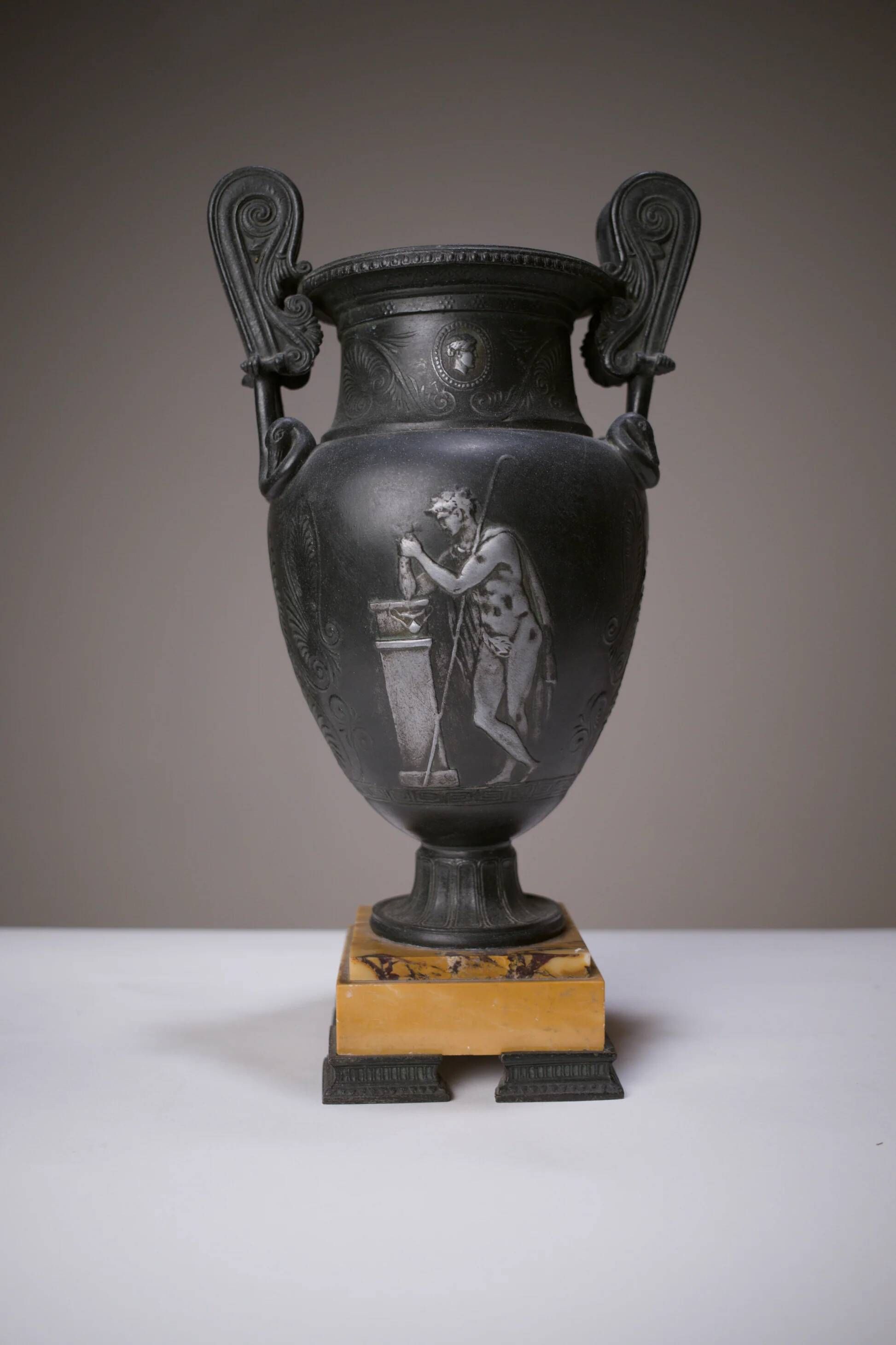 Paire de vases à l’antique, XIXe siècle