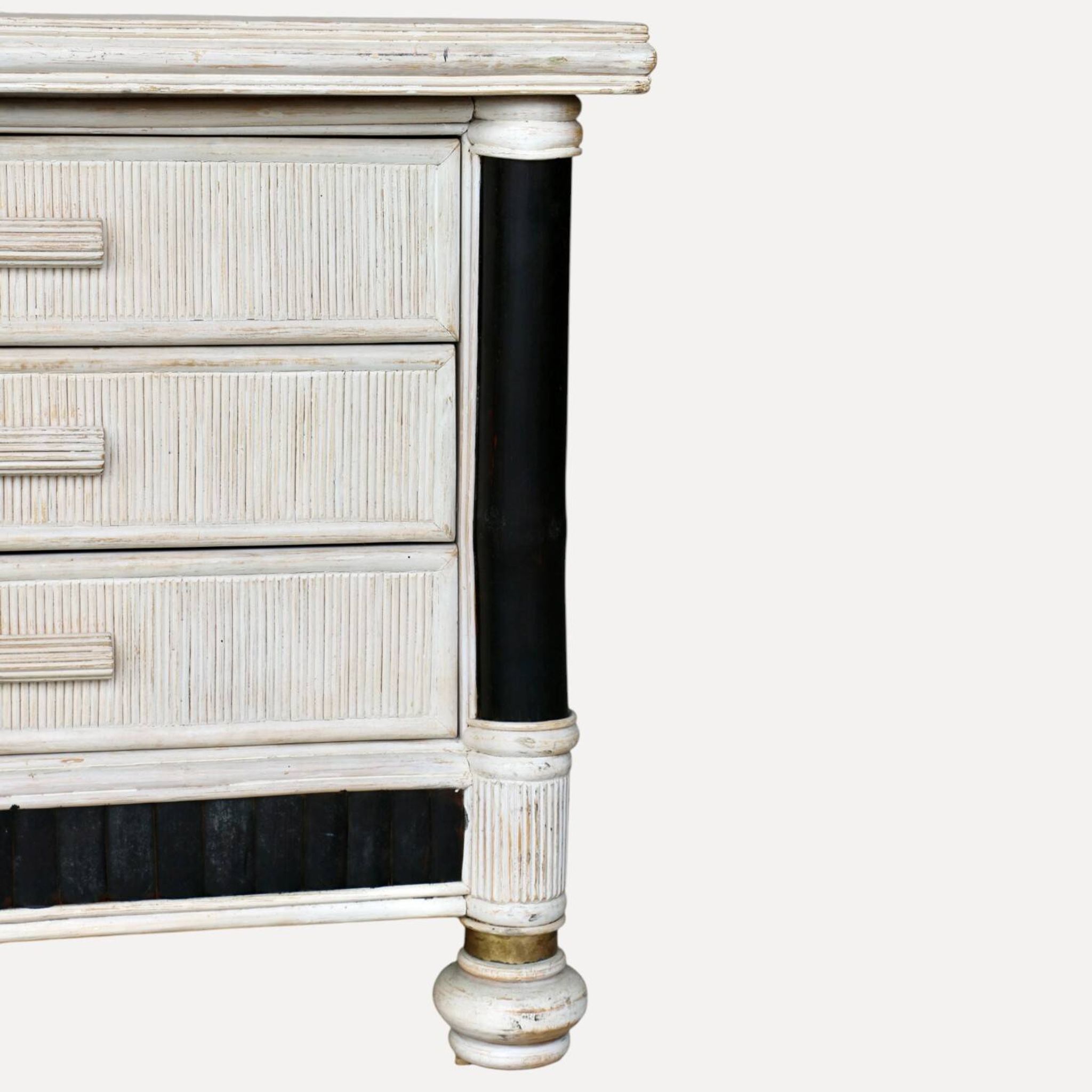 Une commode à 6 tiroirs, France, années 80.