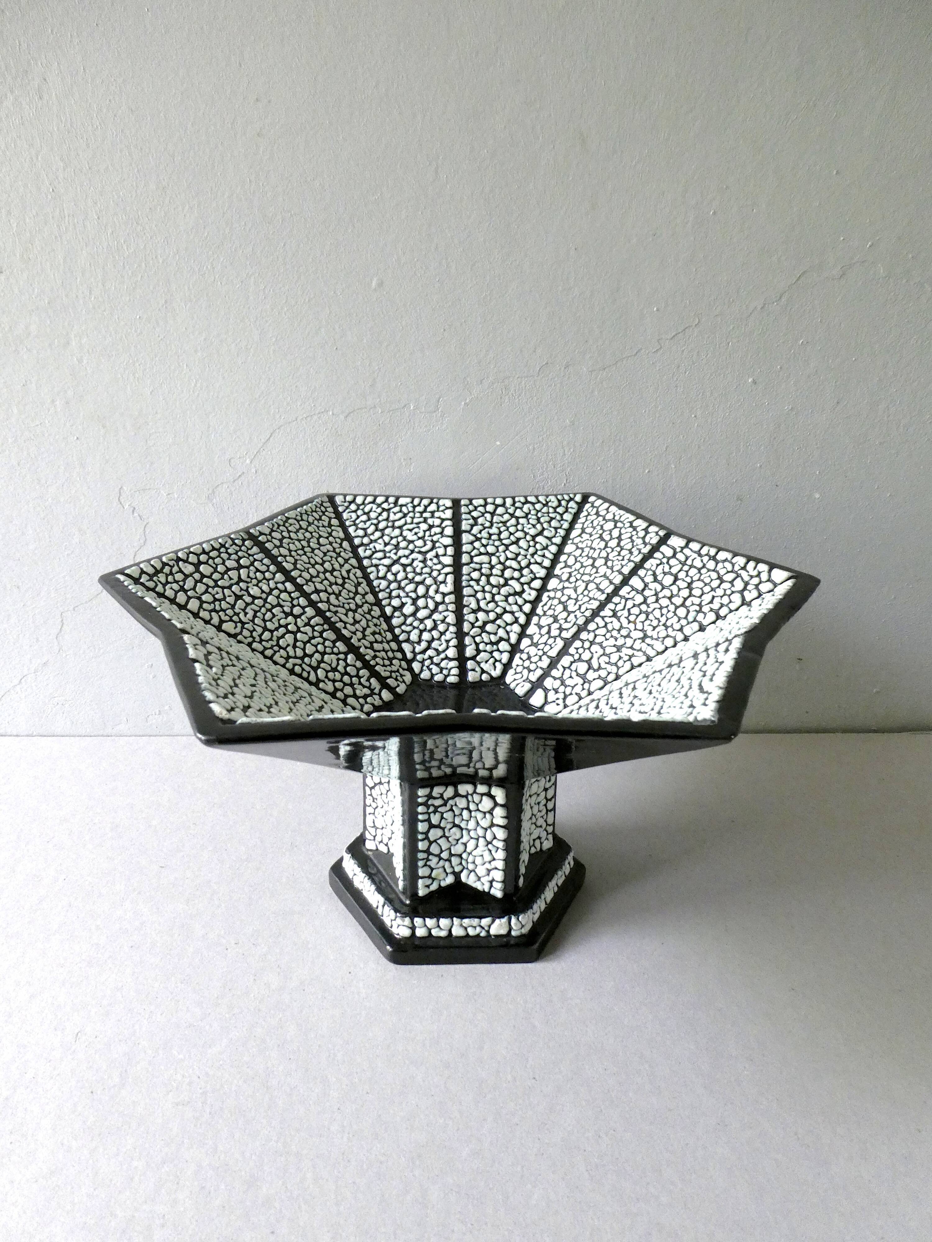 Coupe Art Deco en céramique noire et crispée, France, Saint Clément
