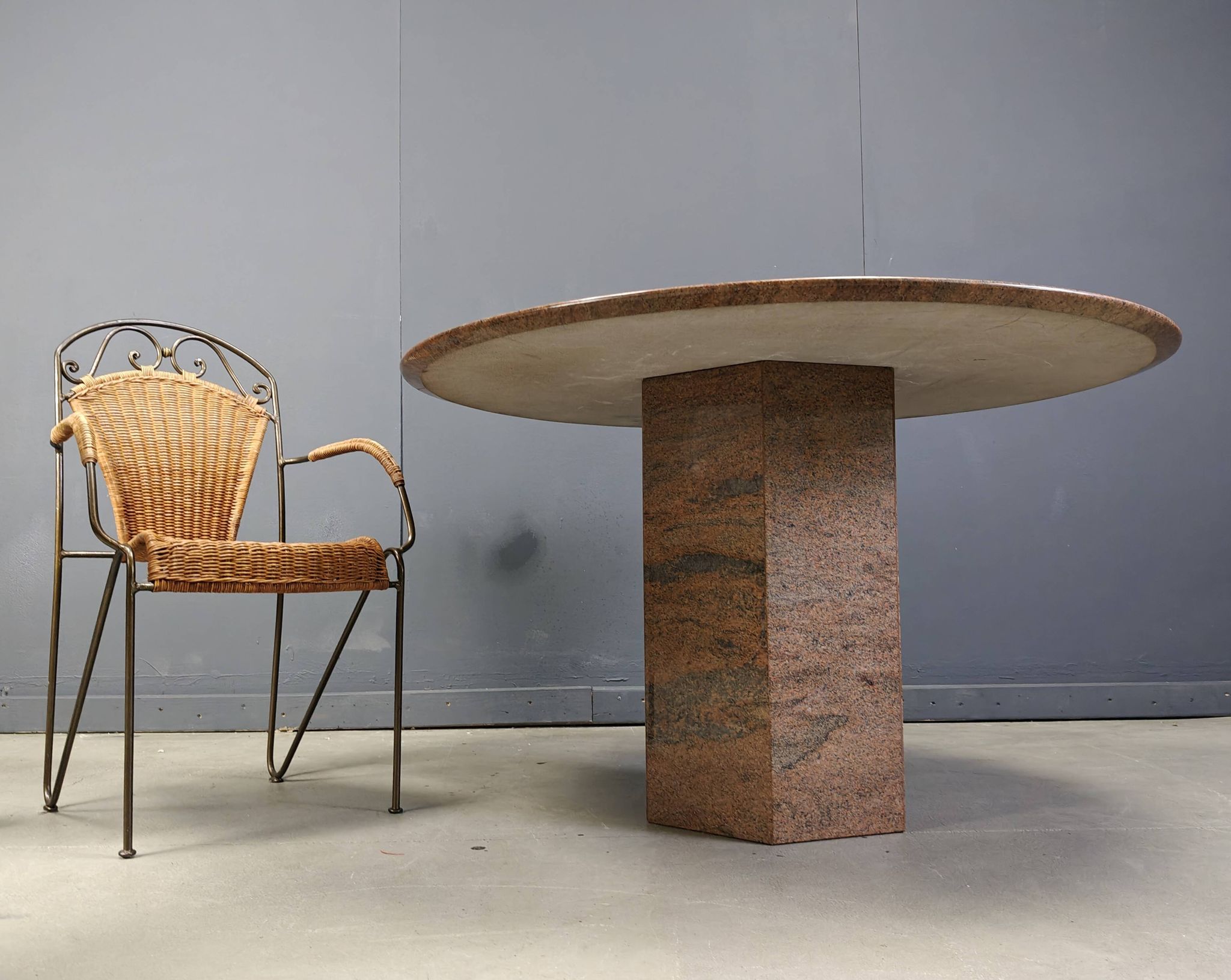 Table à manger ronde en granit vintage, années 1970