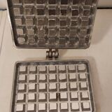 Manual waffle maker