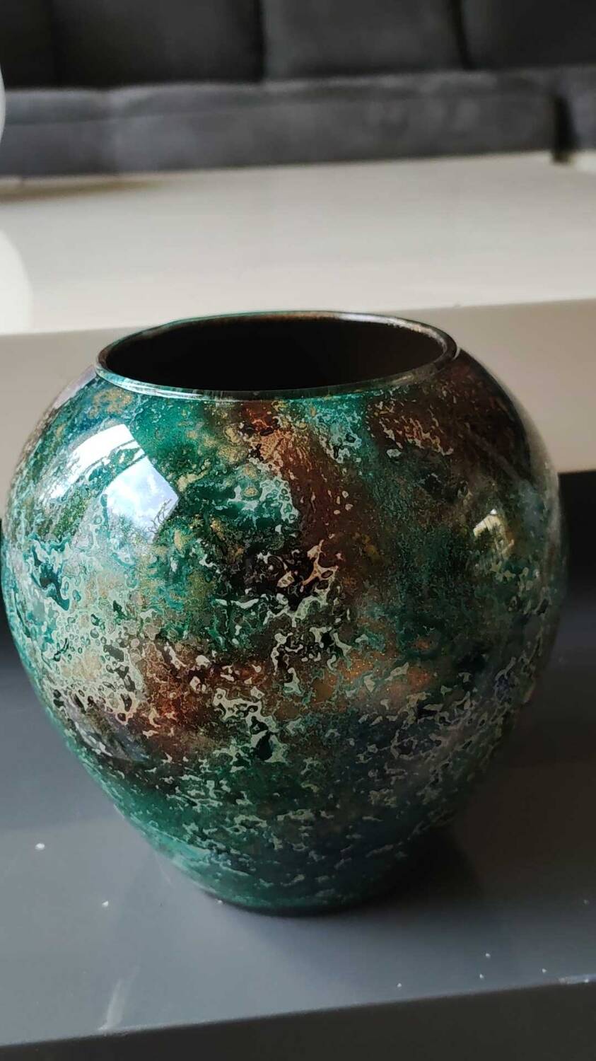 Large signed Line Lacquered Ball Vase. Made of églomisé glass. Dimensions: 18 x 16 cm