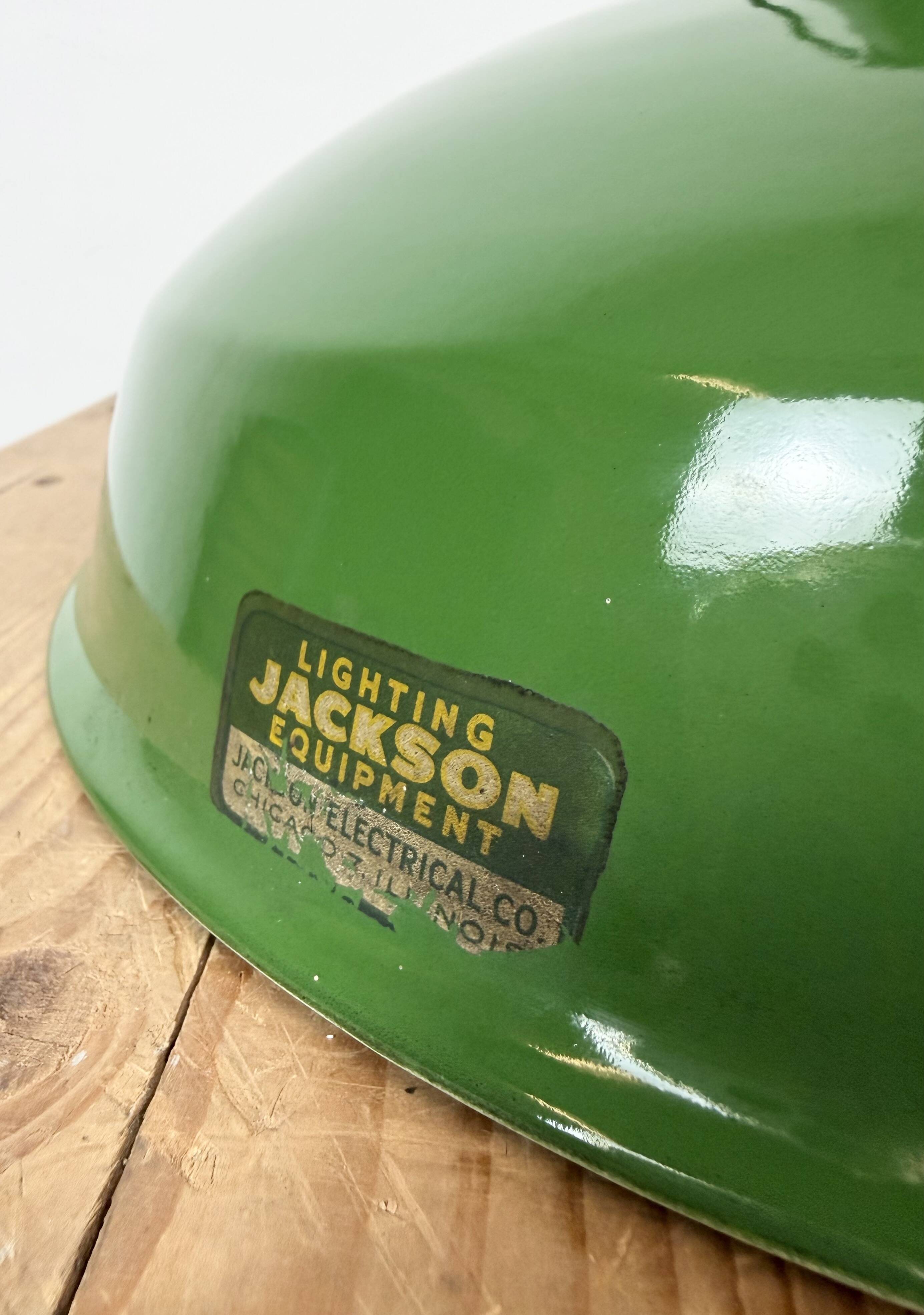 Lampe suspendue en émail vert industriel de Jackson Electrical Co., années 1960.