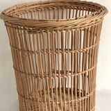 Round basket in woven wicker