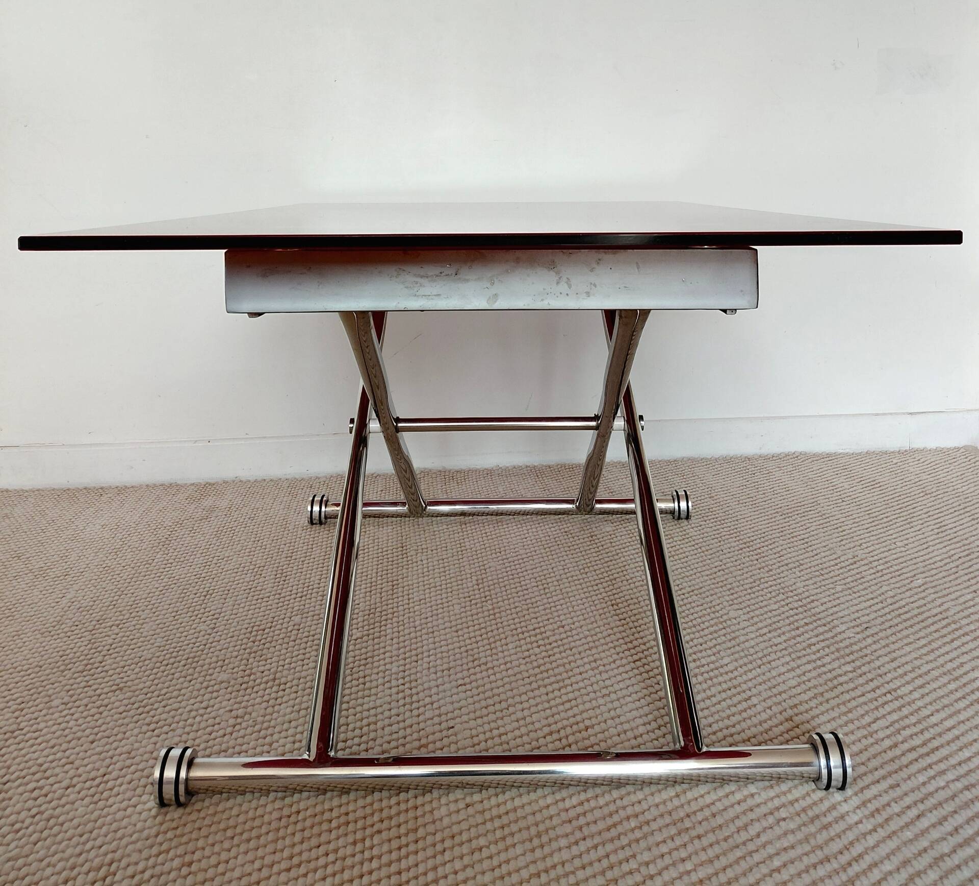 Table relevable vintage verre rouge et chrome-design 1970/1980